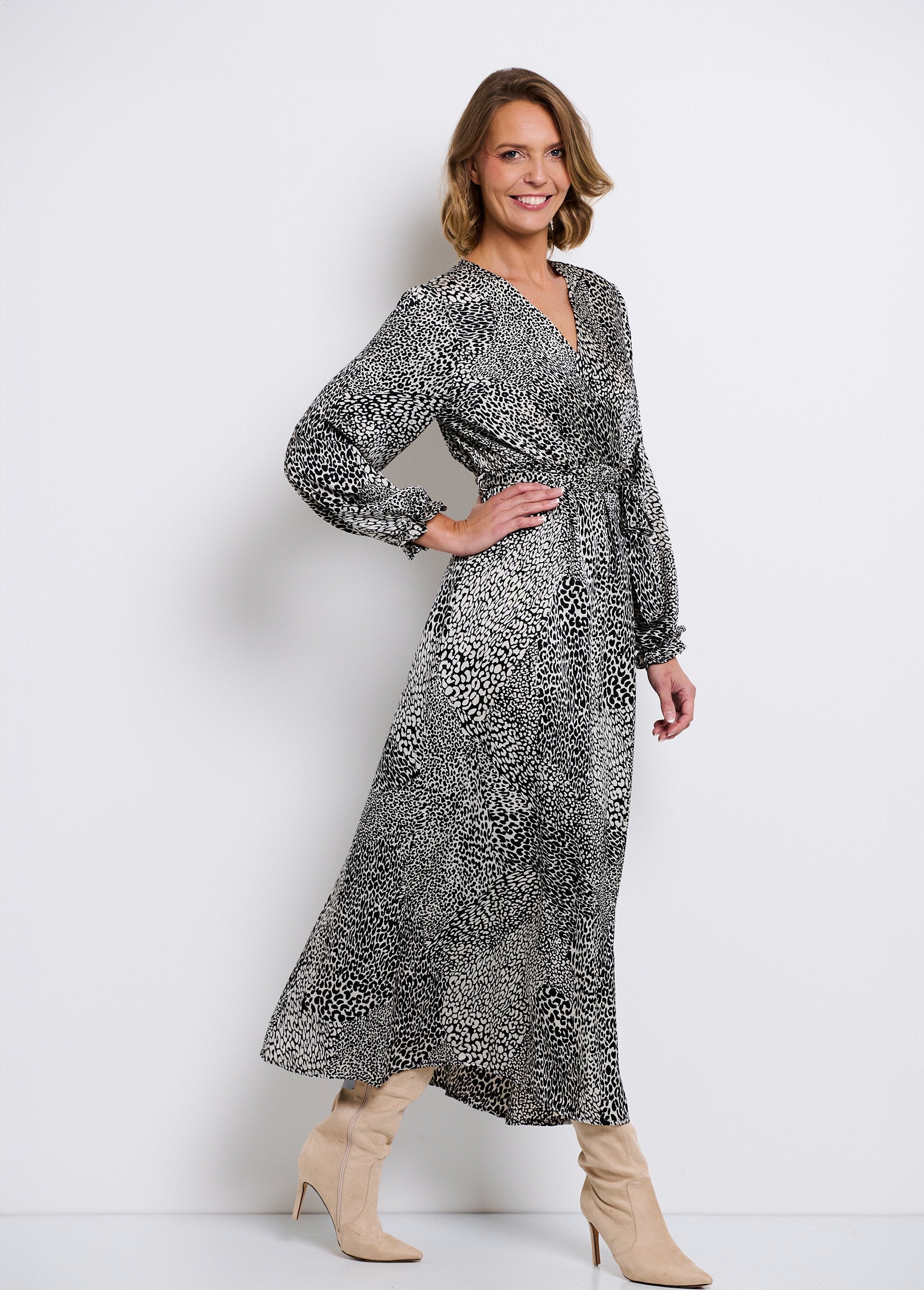 Maxi_abito_in_raso_con_stampa_animalier_Noir_et_blanc_DR1_slim