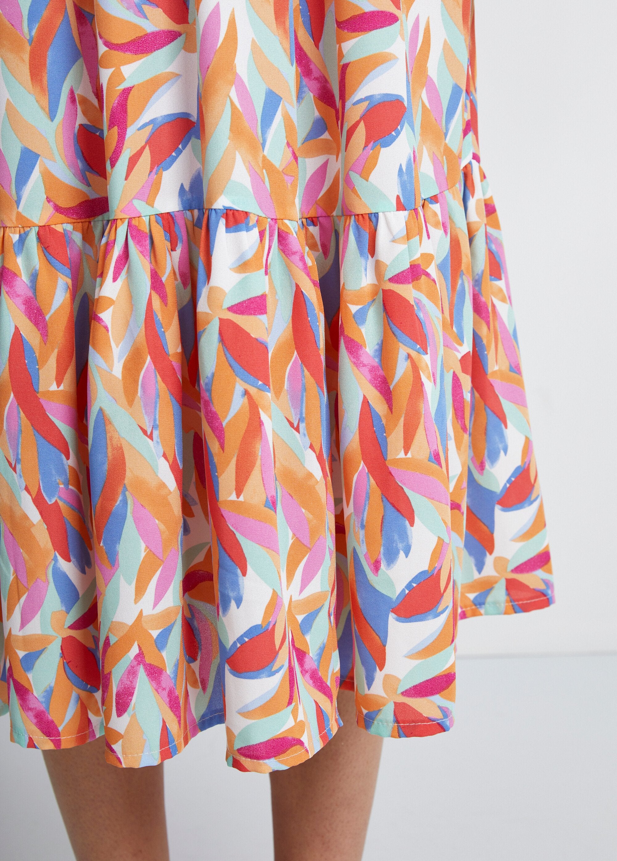 Abito_lungo_con_volant_e_schiena_smockata_Orange_et_bleu_DE4_slim