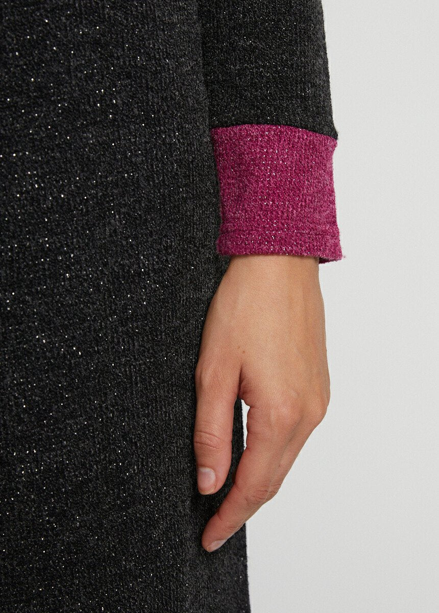 Abito_corto_e_dritto_in_maglia_calda_con_collo_rotondo_Sfondo_nero_DE2_slim