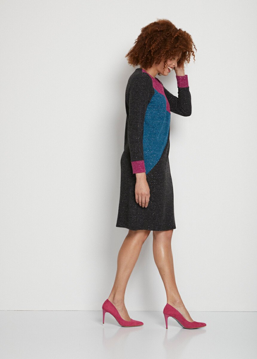 Abito_corto_e_dritto_in_maglia_calda_con_collo_rotondo_Sfondo_nero_DR1_slim