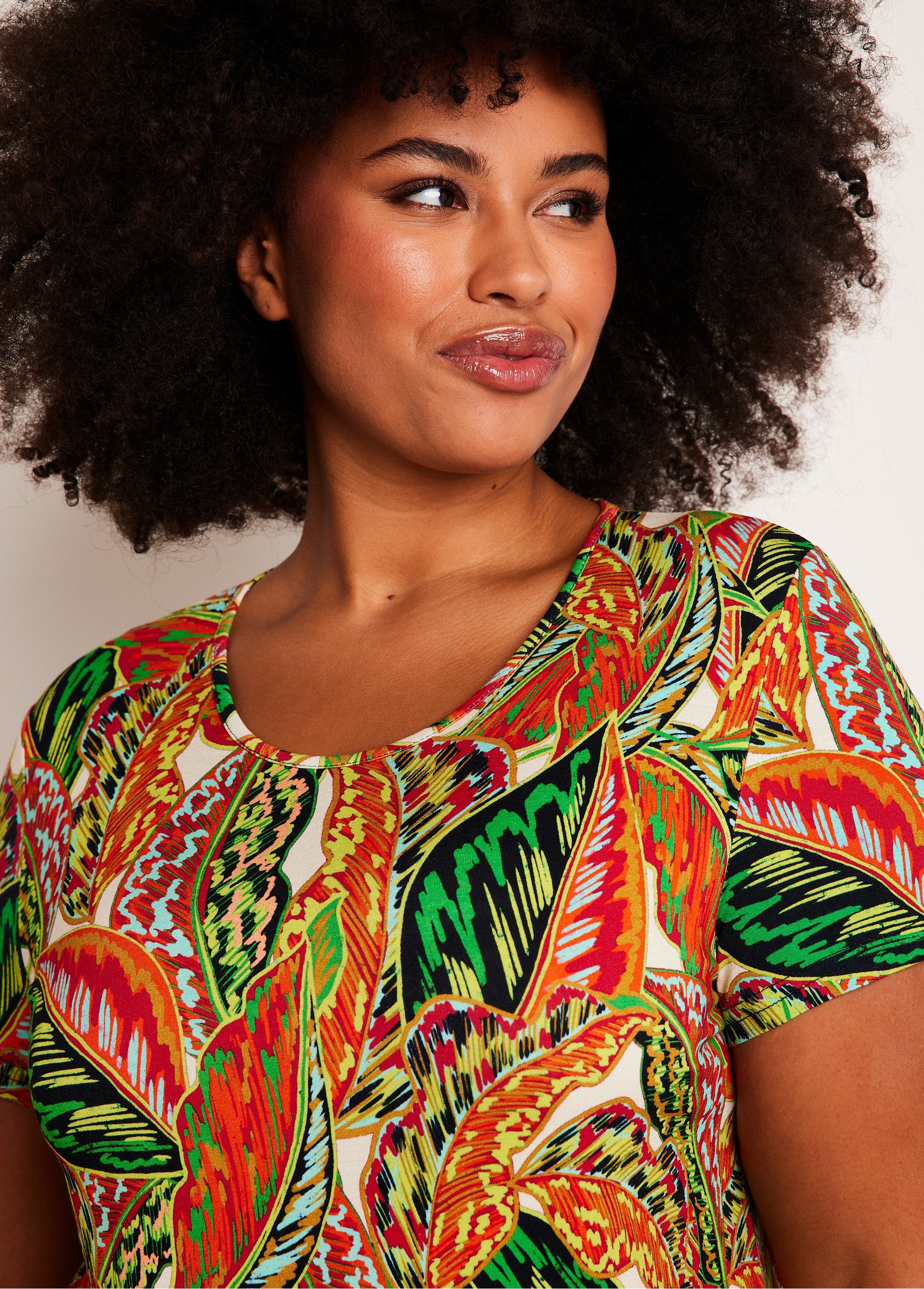 Abito_corto_e_dritto_in_maglia_con_motivo_a_fogliame_Verde_e_rosso_DE1_curvy