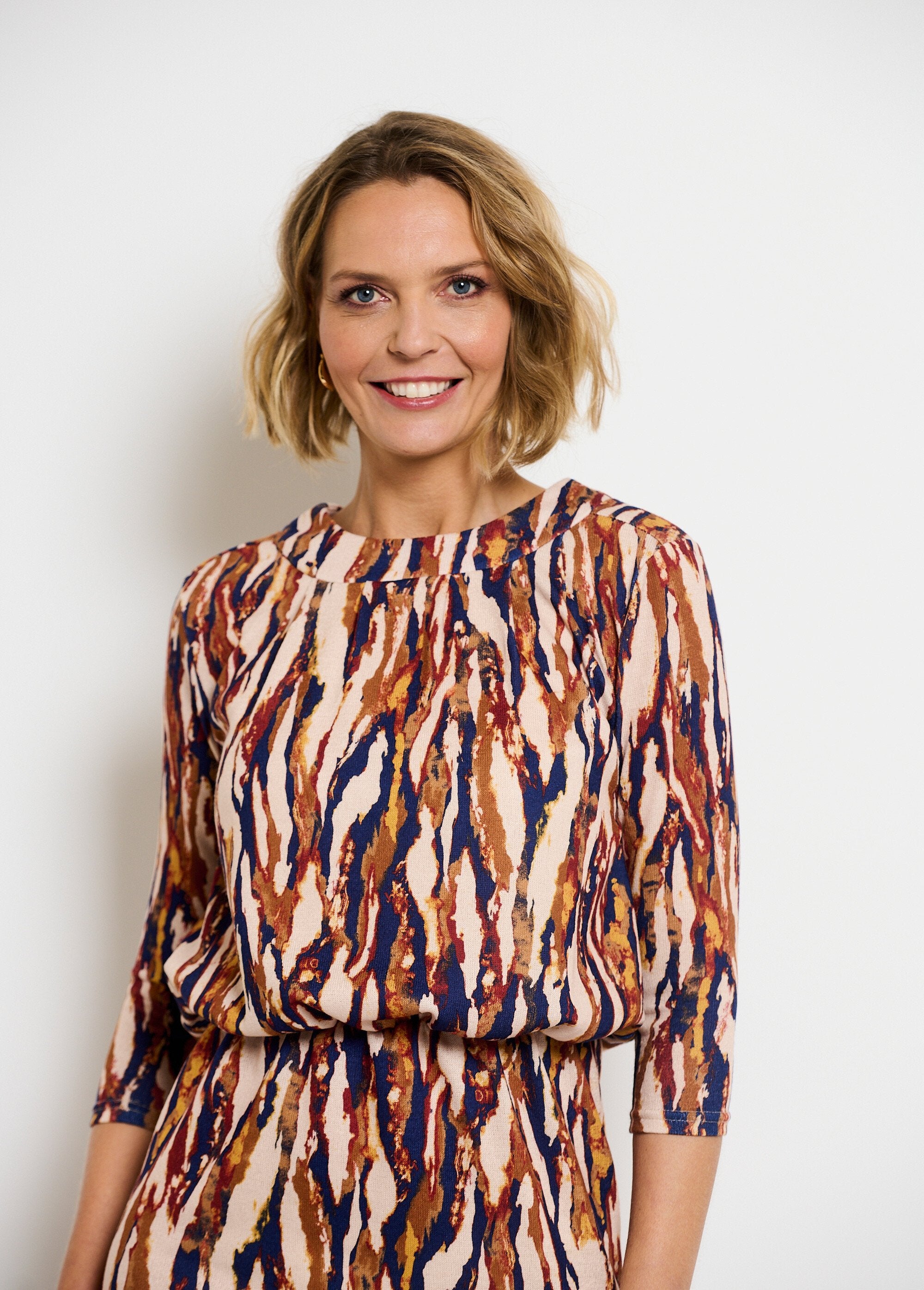 Abito_in_maglia,_vita_blousante,_bottoni_sul_retro_Marron_et_beige_DE1_slim