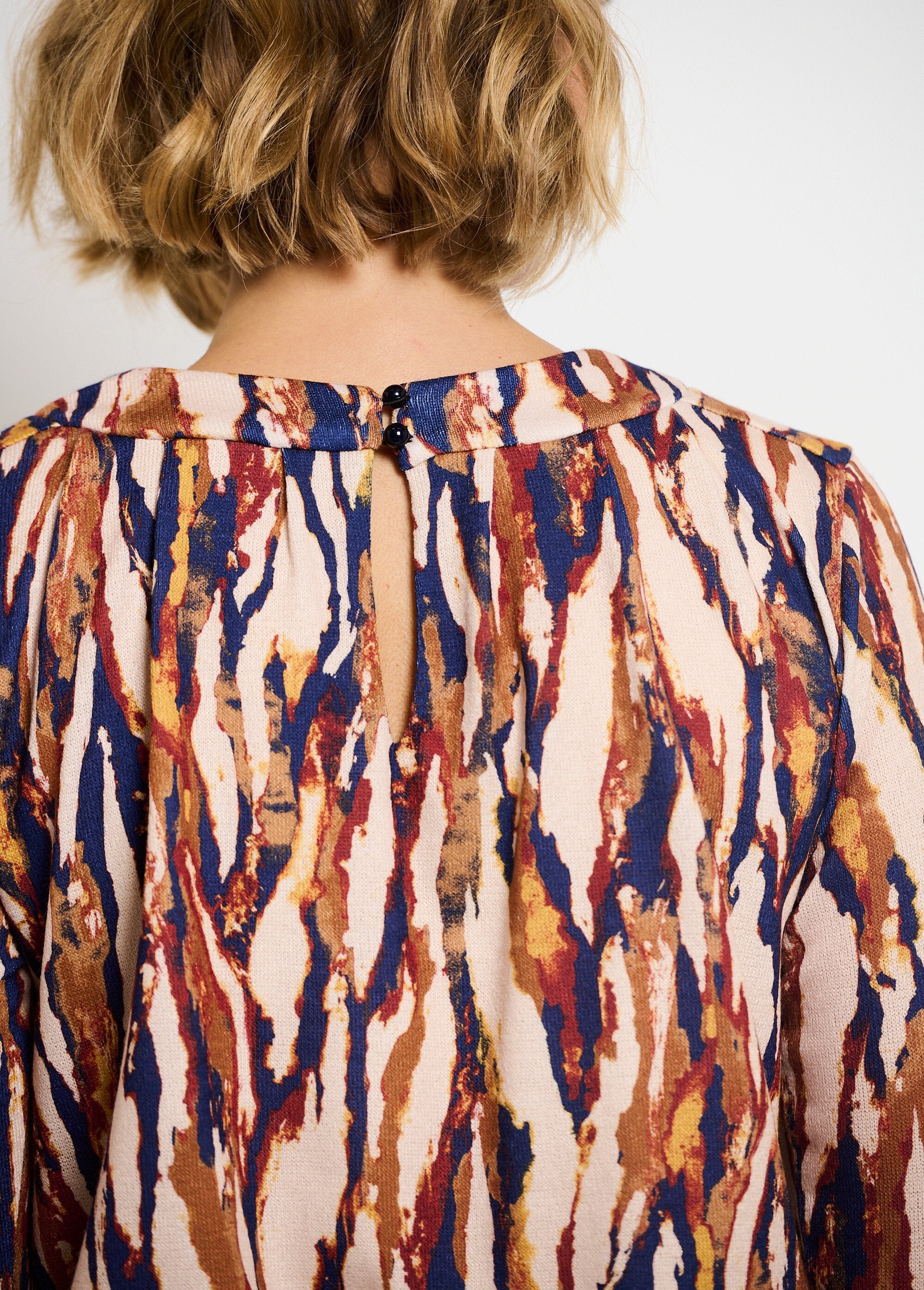 Abito_in_maglia,_vita_blousante,_bottoni_sul_retro_Marron_et_beige_DO2_slim