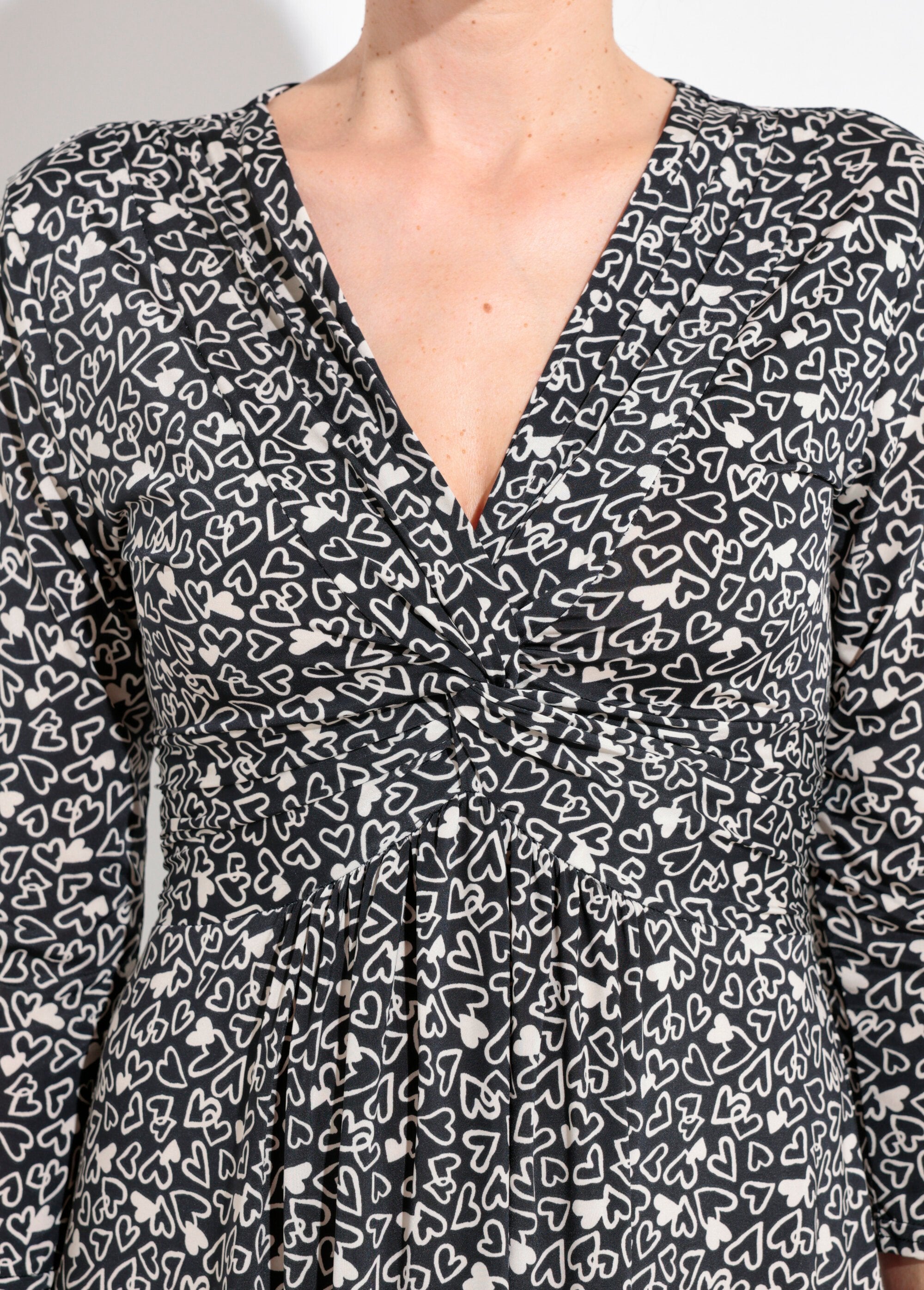 Abito_a_cuore_drappeggiato_con_scollo_a_V_e_maniche_a_3/4_Noir_et_blanc_DE1_slim