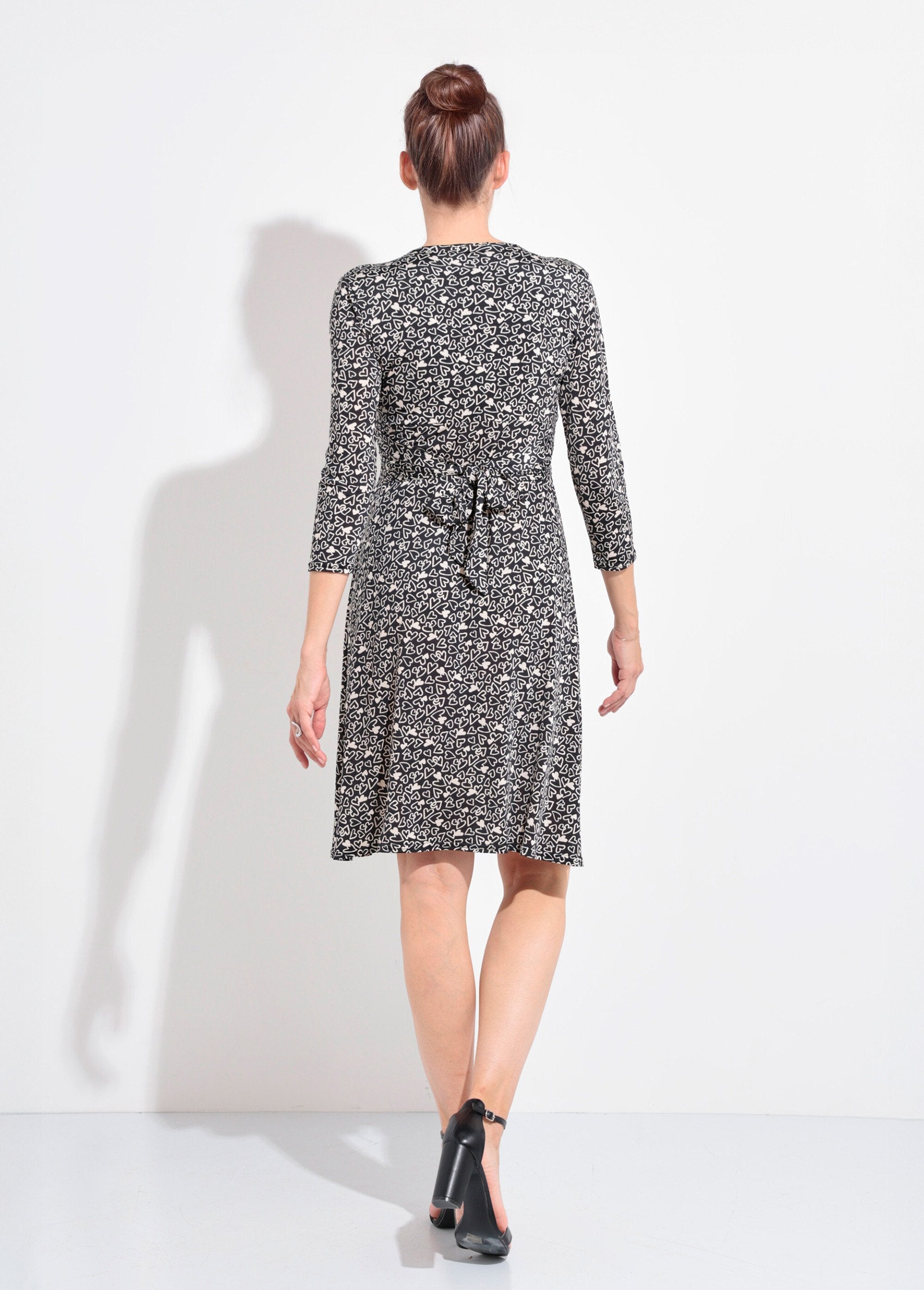 Abito_a_cuore_drappeggiato_con_scollo_a_V_e_maniche_a_3/4_Noir_et_blanc_DO1_slim