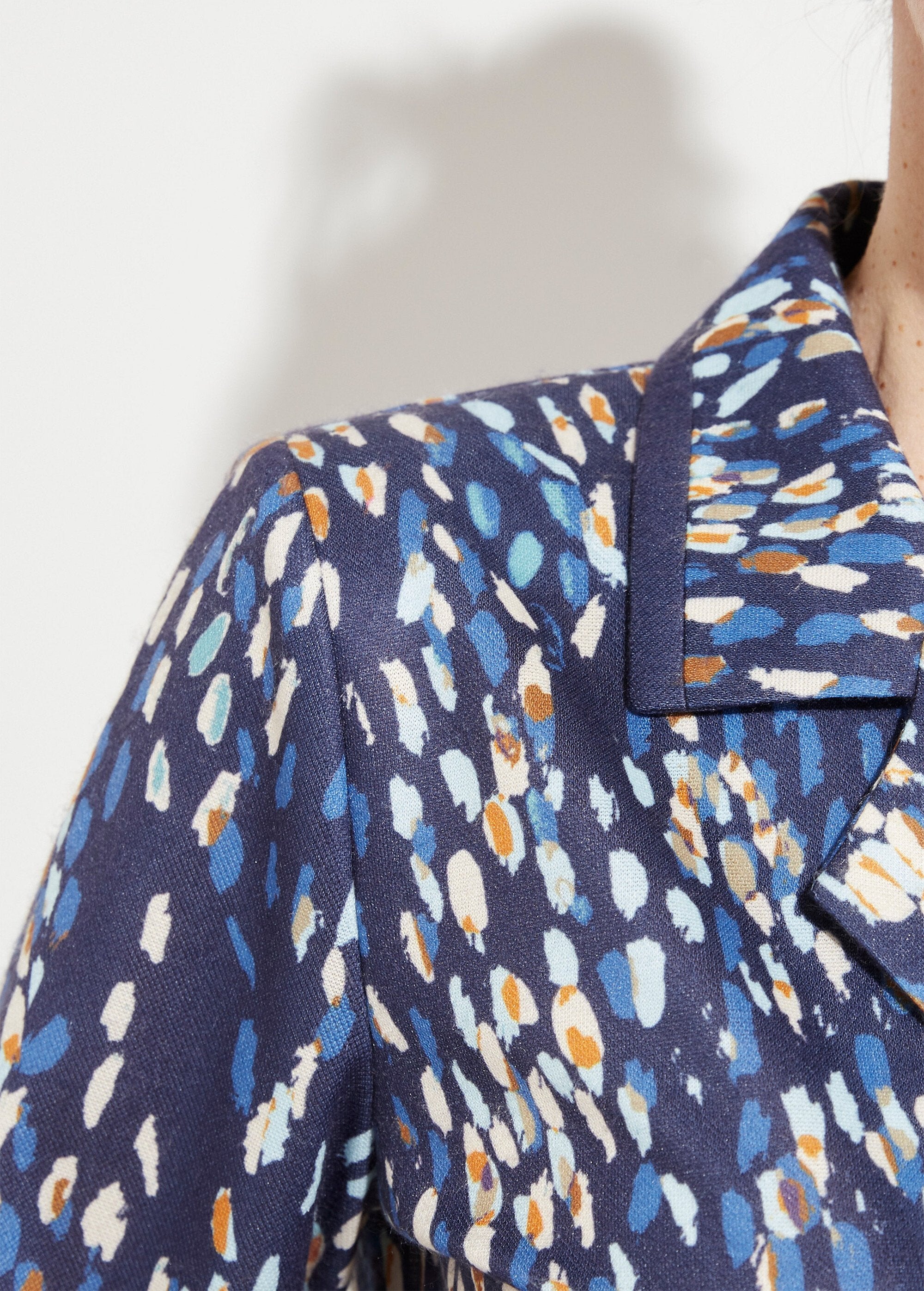 Abito_di_media_lunghezza_con_collo_sartoriale_a_doppio_petto_Marine_et_beige_DE2_slim