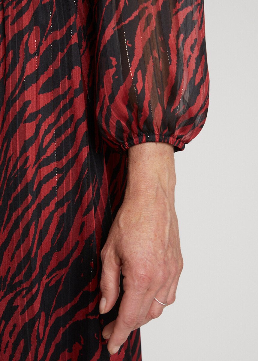 Abito_a_portafoglio_di_media_lunghezza_con_volant_Imprime_rouge_et_noir_DE3_slim