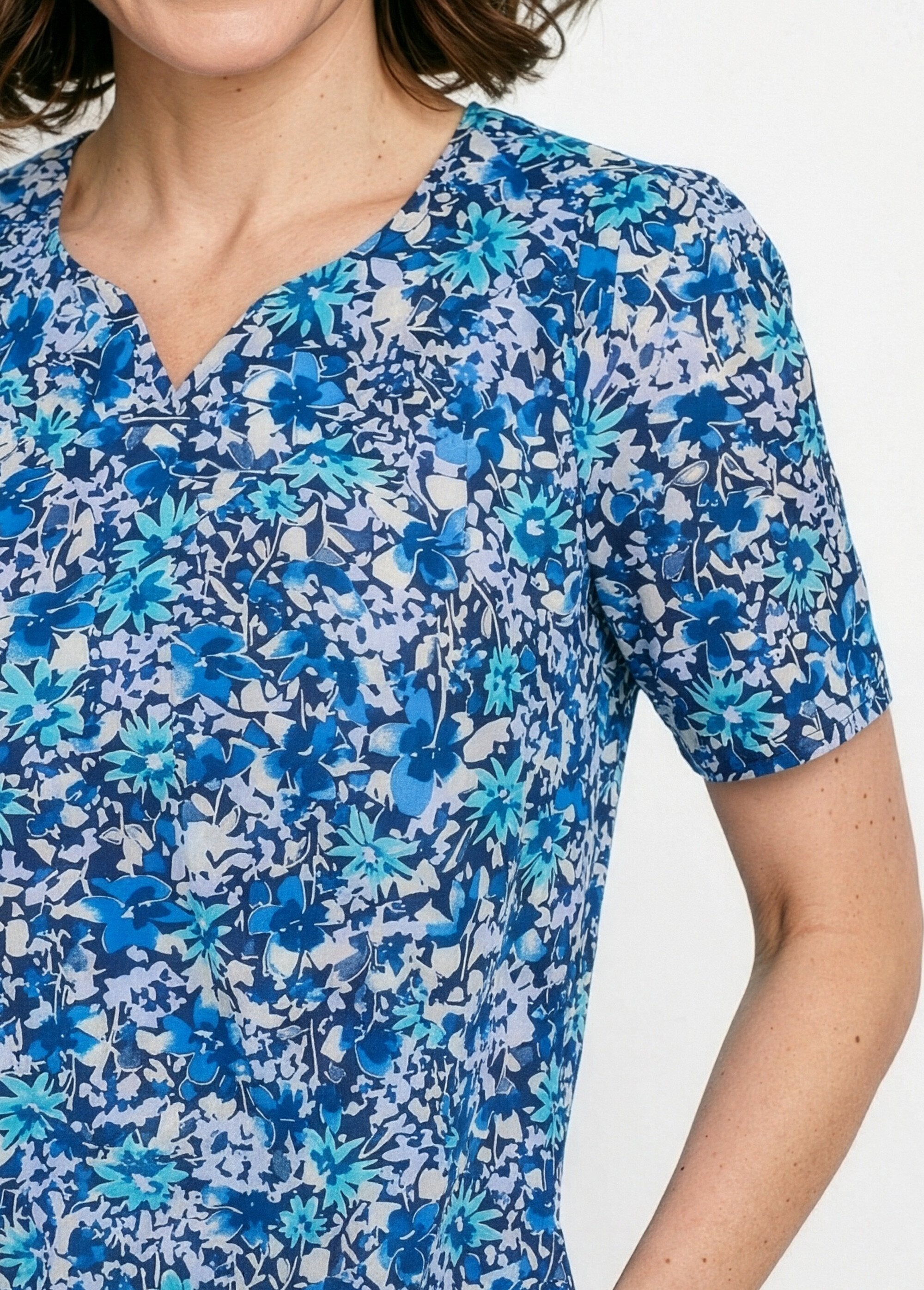 Abito_grembiule_stampato_di_media_lunghezza_Turchese_e_blu_marino_DE1_slim