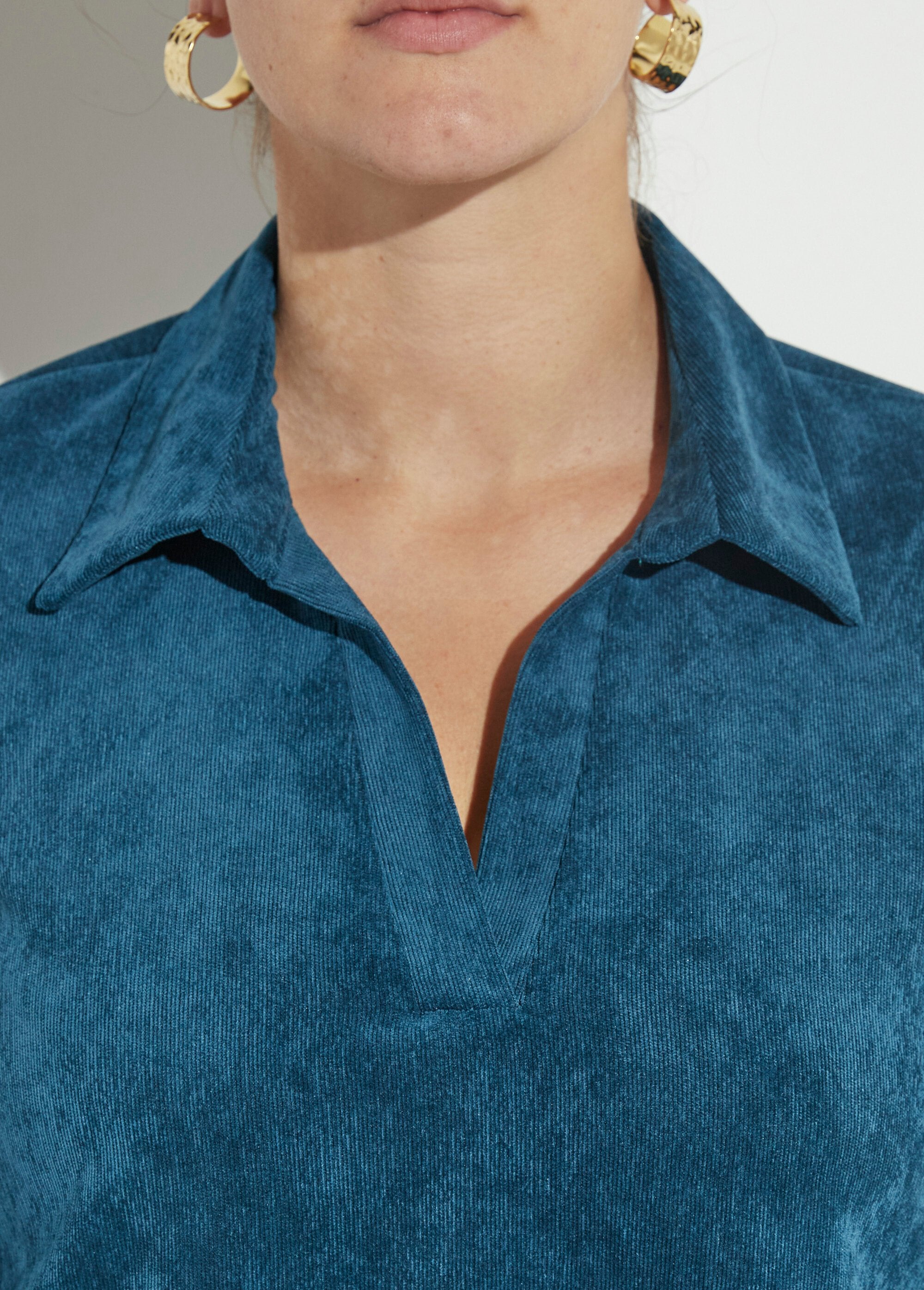 Abito_a_trapezio_in_velluto_con_scollo_a_V_e_millerighe_Emeraude_DE1_curvy