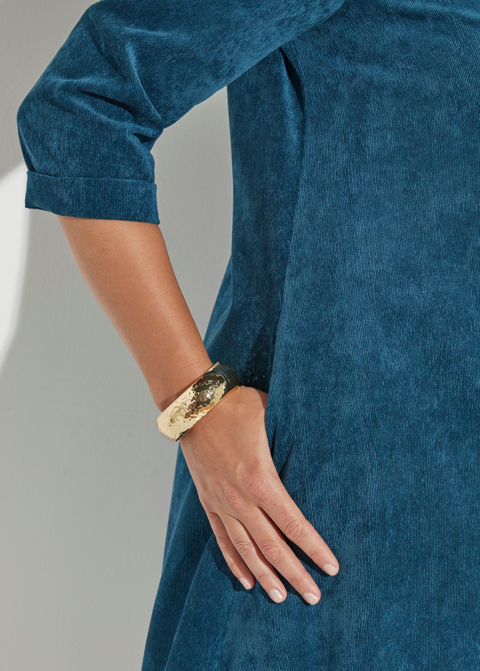 Abito_a_trapezio_in_velluto_con_scollo_a_V_e_millerighe_Emeraude_DE2_curvy