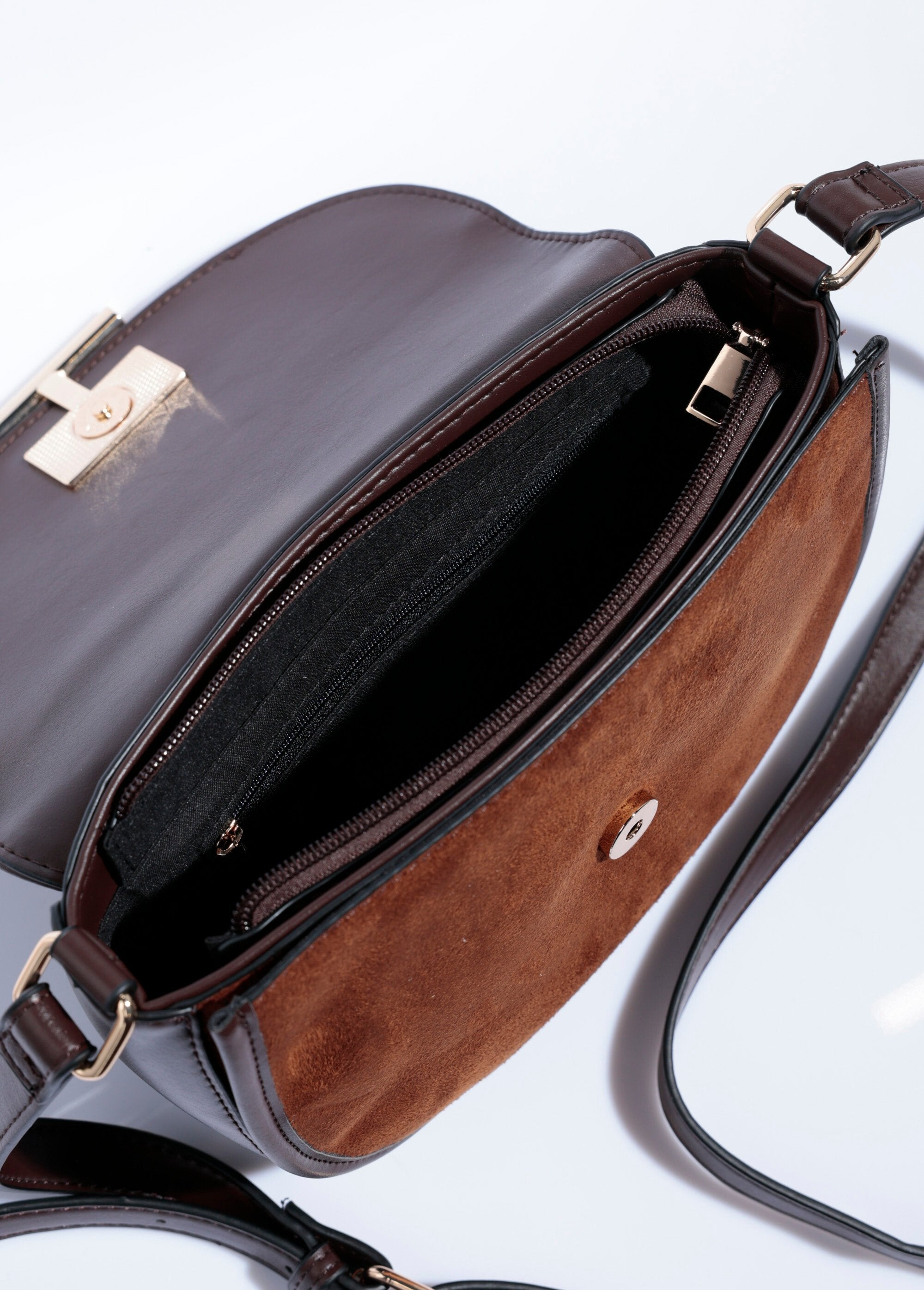 Borsa_a_mezzaluna_chic_in_pelle_scamosciata_Camel_DE1_slim