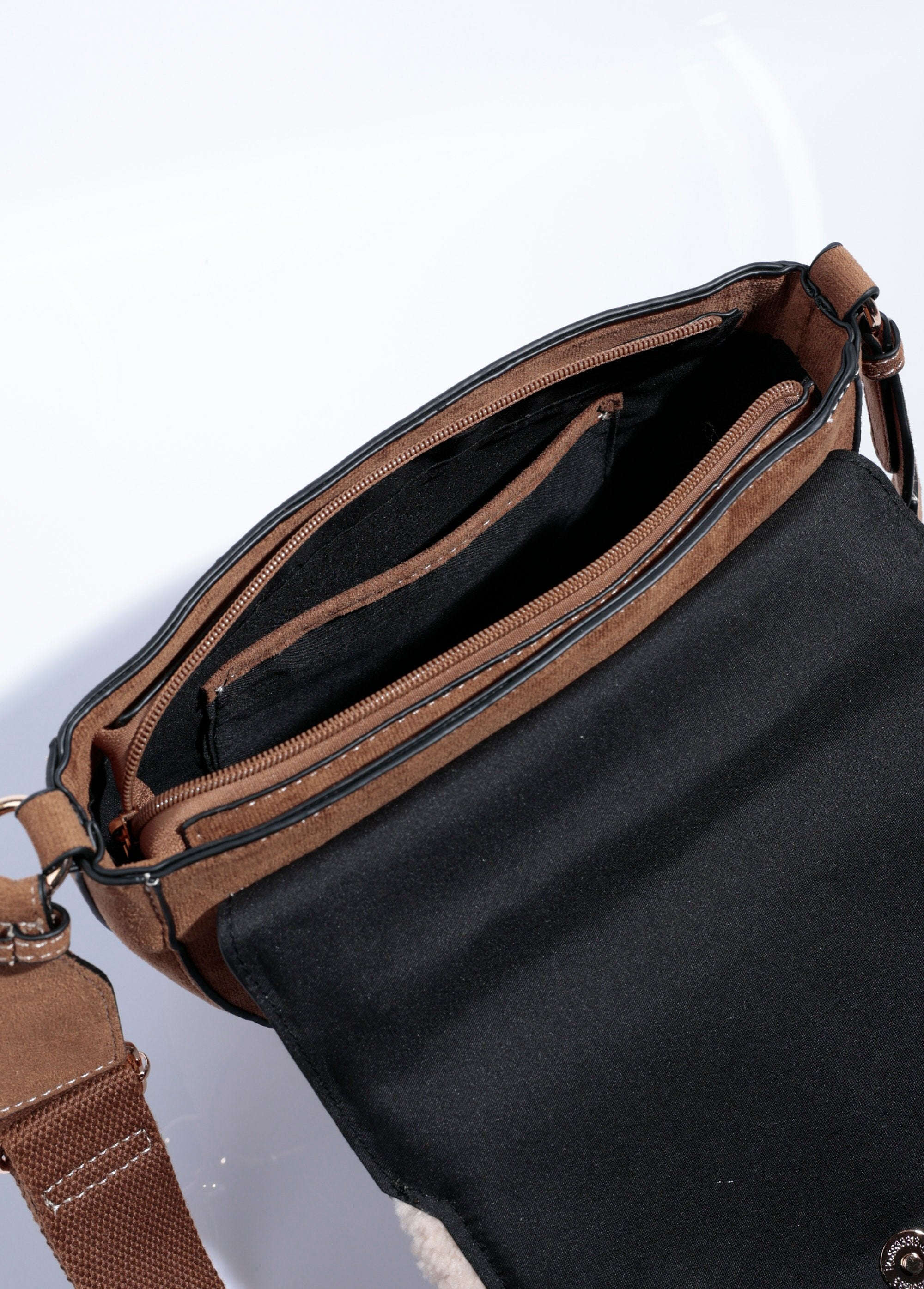 Borsa_a_mezza_luna_in_suedette_e_pelliccia_Sable_DE1_slim