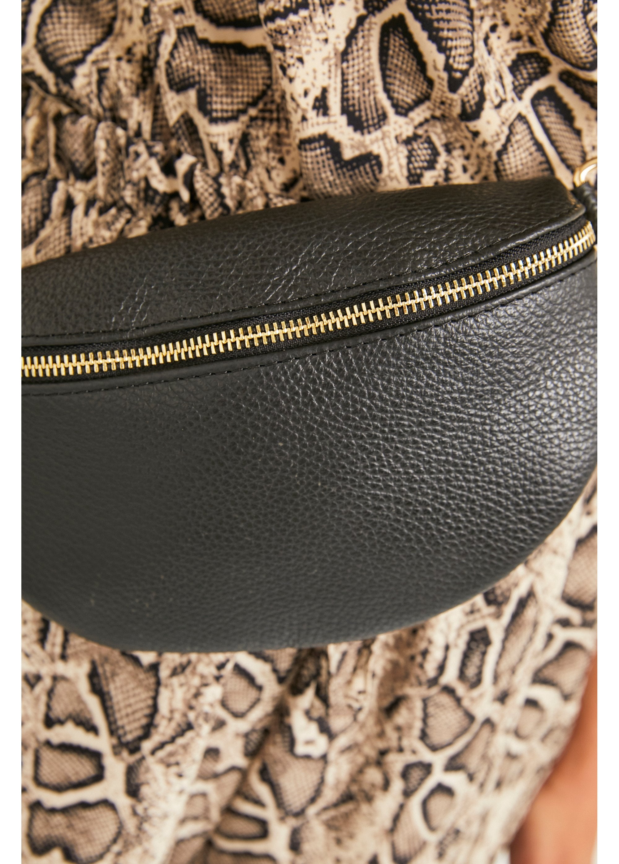 Marsupio_da_donna_in_pelle_martellata_Noir_(black)_DE1_slim