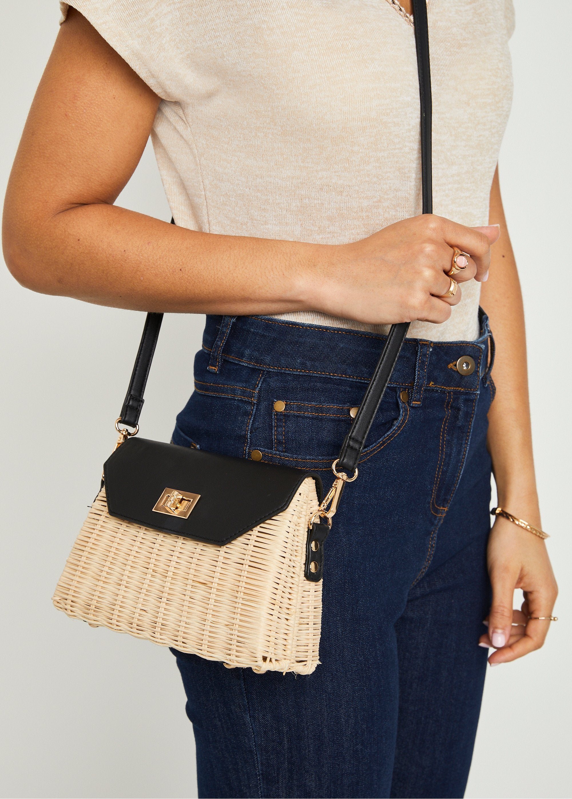 Borsa_messenger_in_rattan_intrecciato_bicolore_Naturale_e_nero_FA2_slim