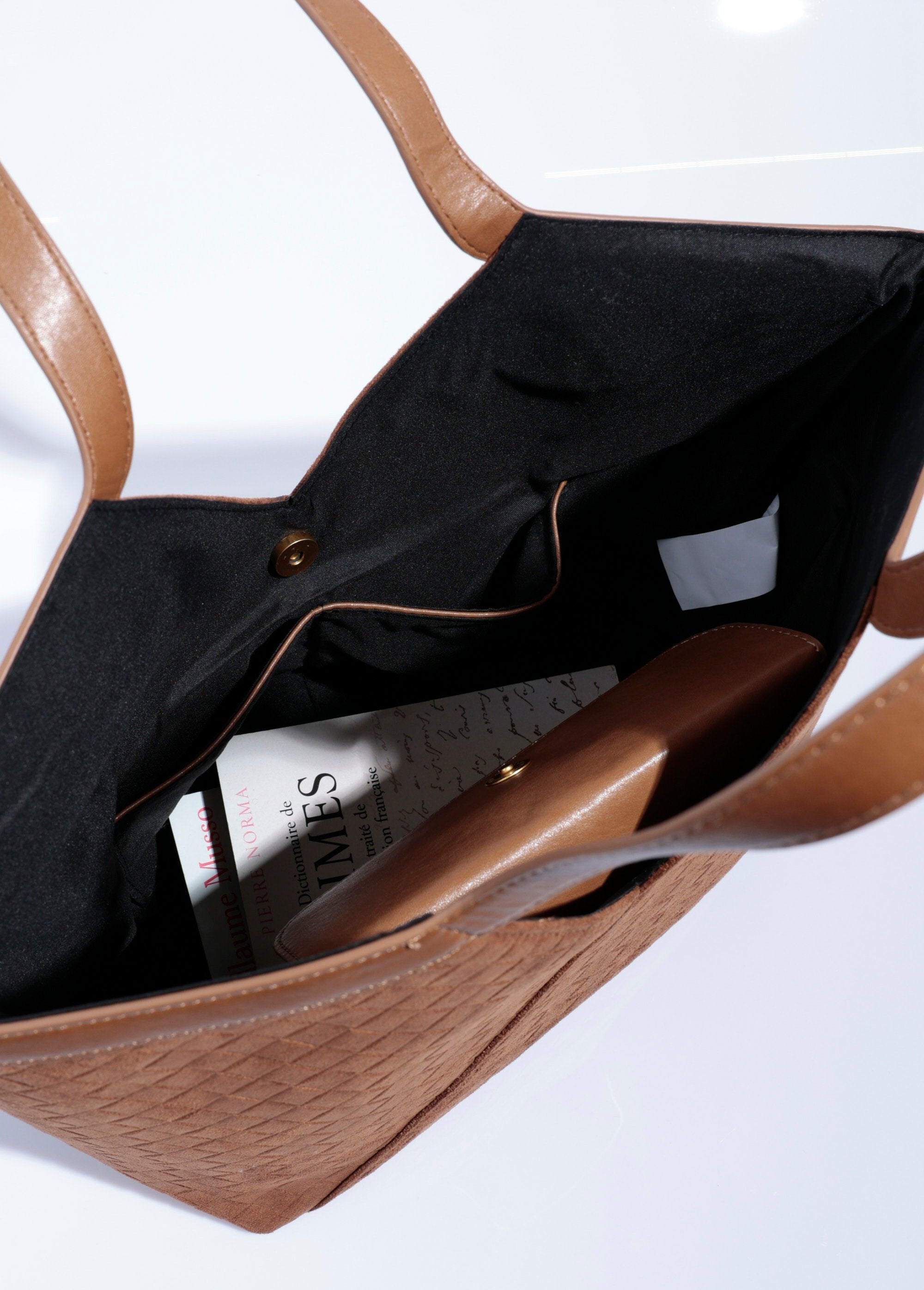 Borsa_in_pelle_scamosciata_con_effetto_intrecciato_Sable_DE1_slim