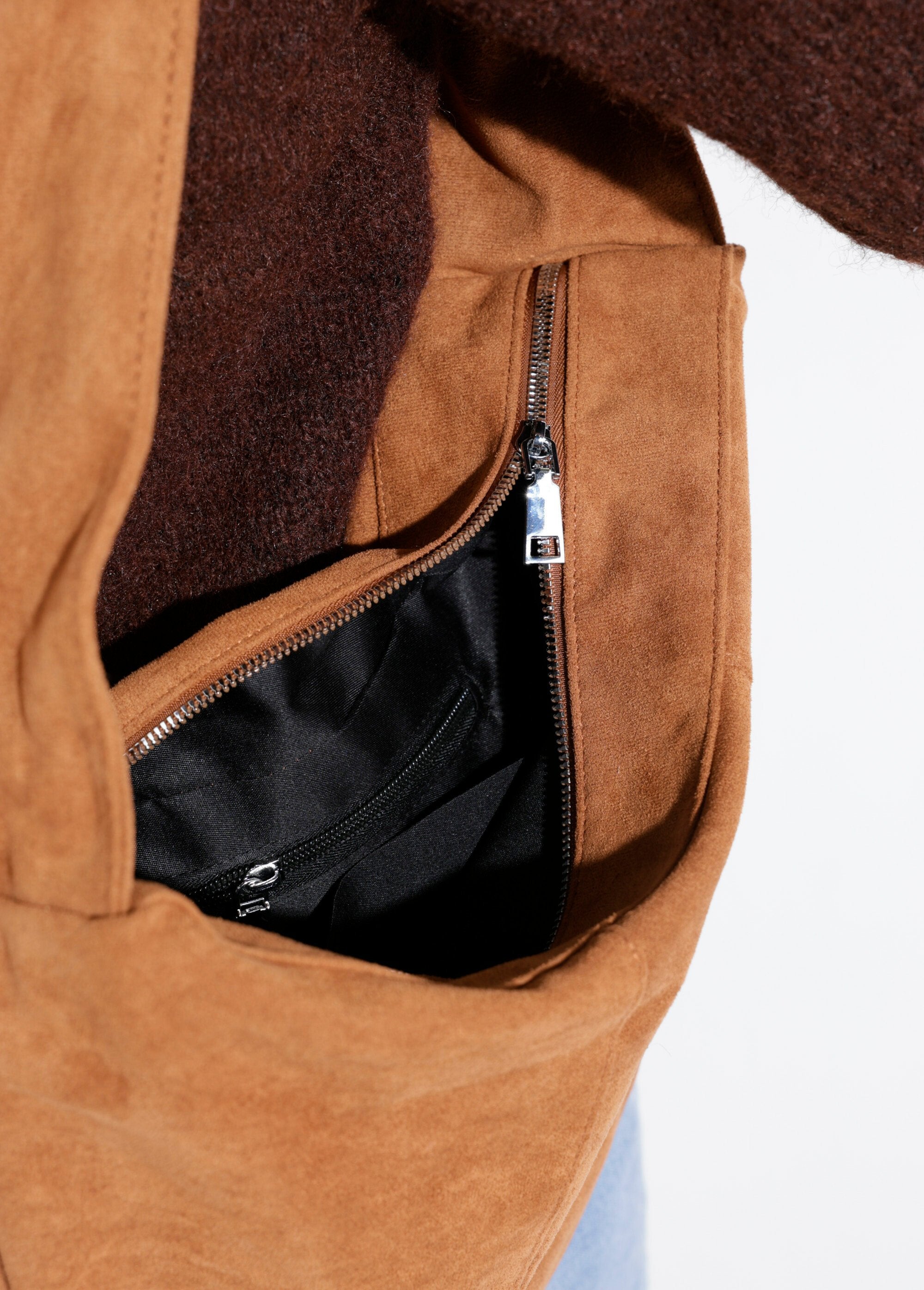 Borsa_in_suedette_con_ampia_tracolla_Camel_DE2_slim