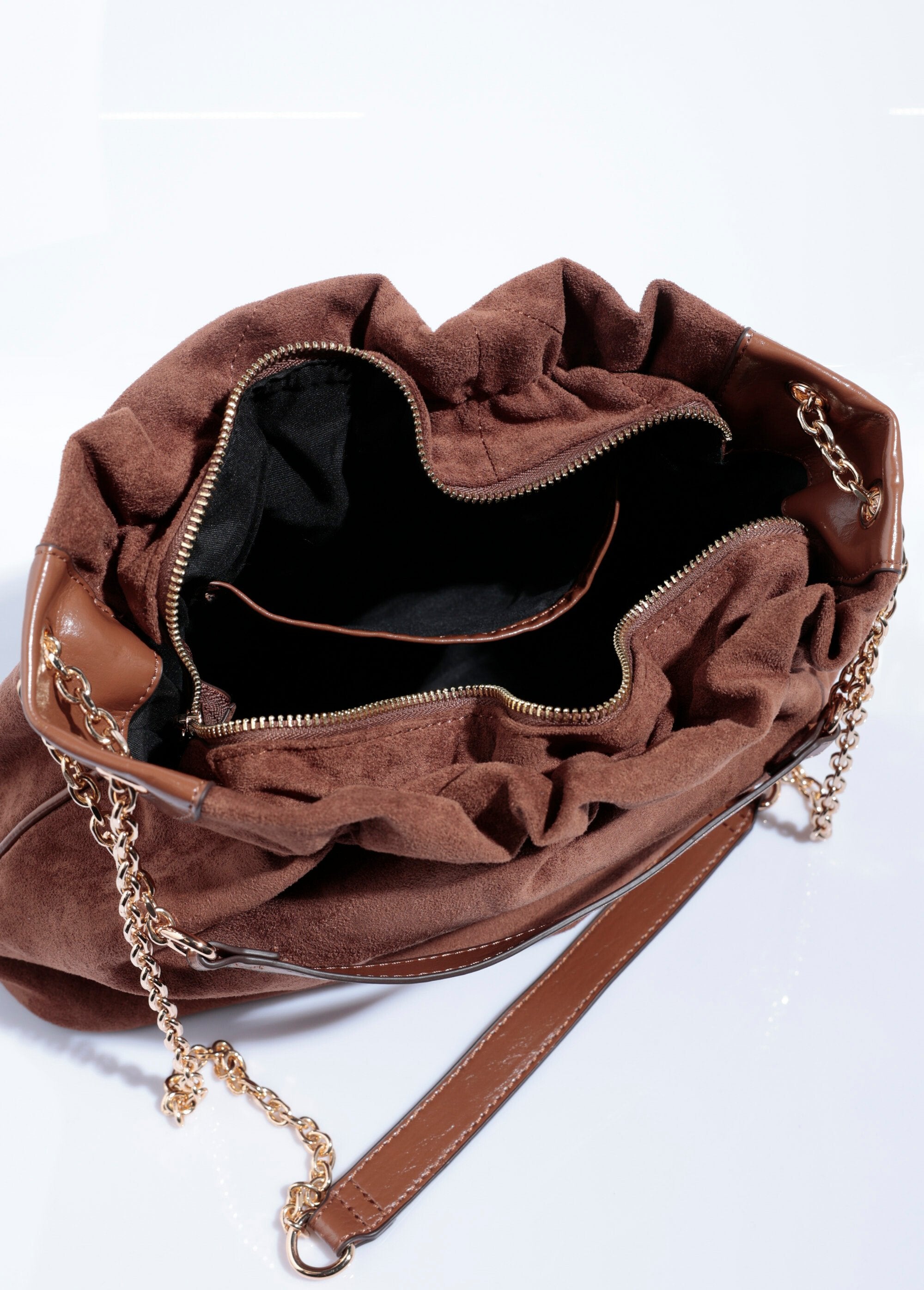 Borsa_chic_in_pelle_scamosciata_plissettata_con_tracolla_in_metallo_Camel_DE1_slim