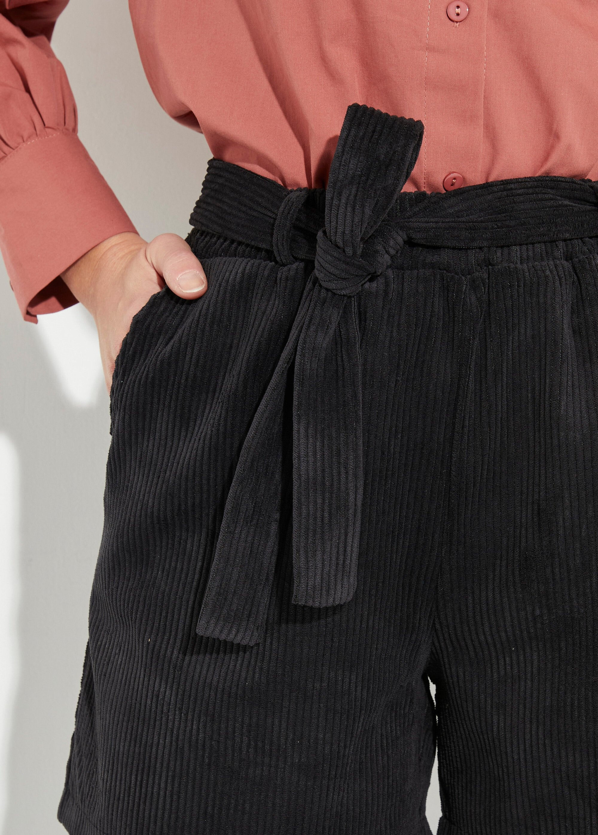 Pantaloncini_di_velluto_a_maglia_grossa_Noir_DE1_slim