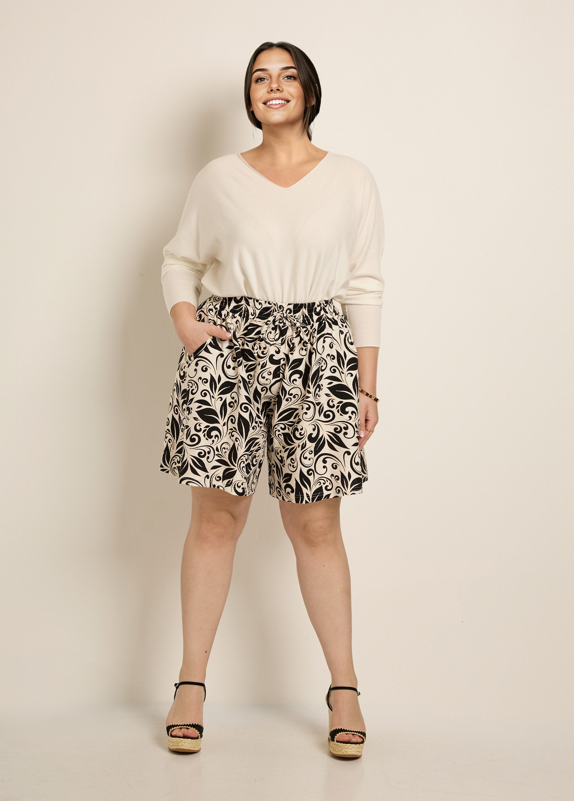 Pantaloncini_larghi_stampati,_vita_elasticizzata_Ecru_et_noir_SF1_curvy