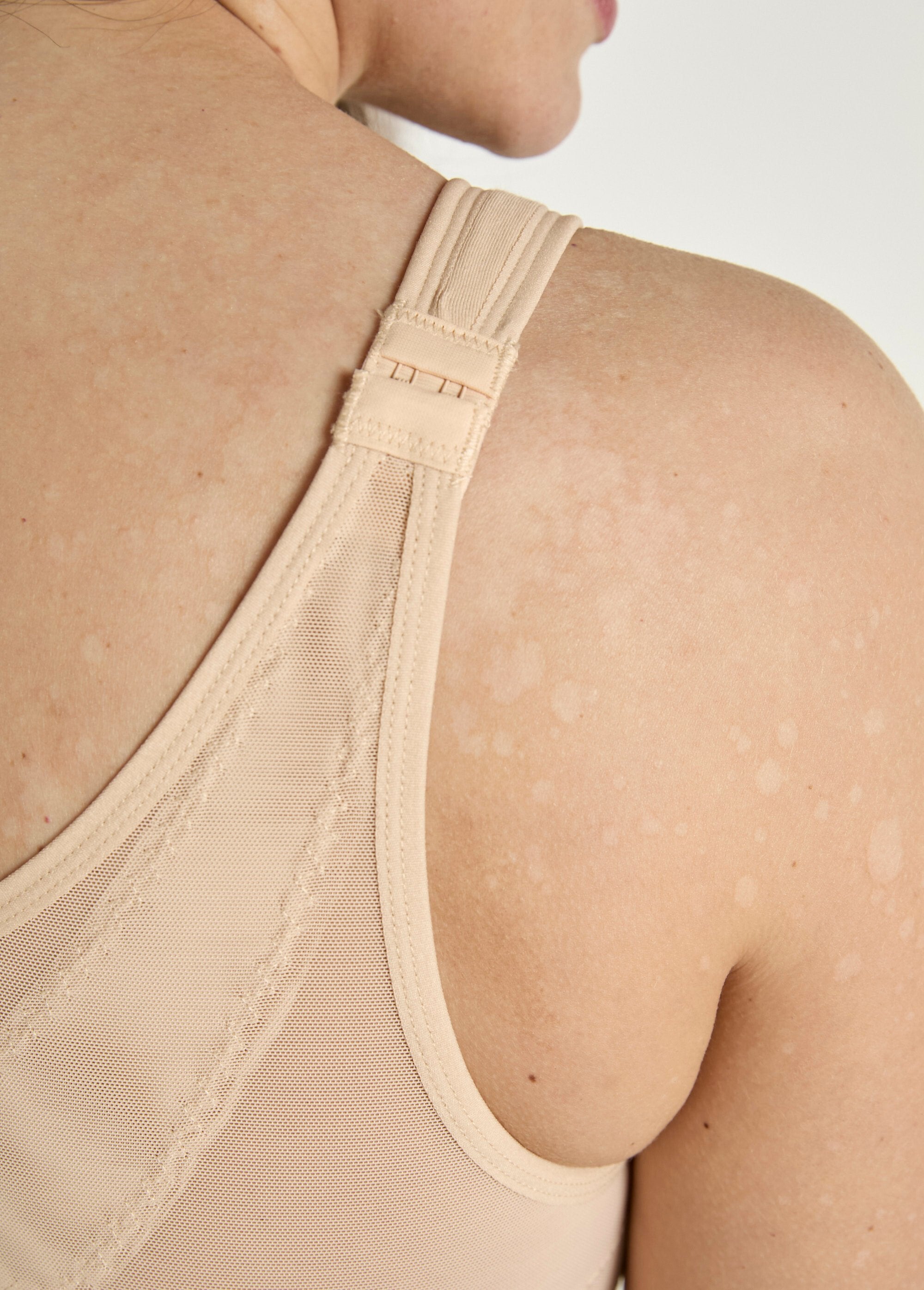 Reggiseno_con_ferretto_e_grande_sostegno,_aperto_sul_davanti_Peau_DE2_curvy