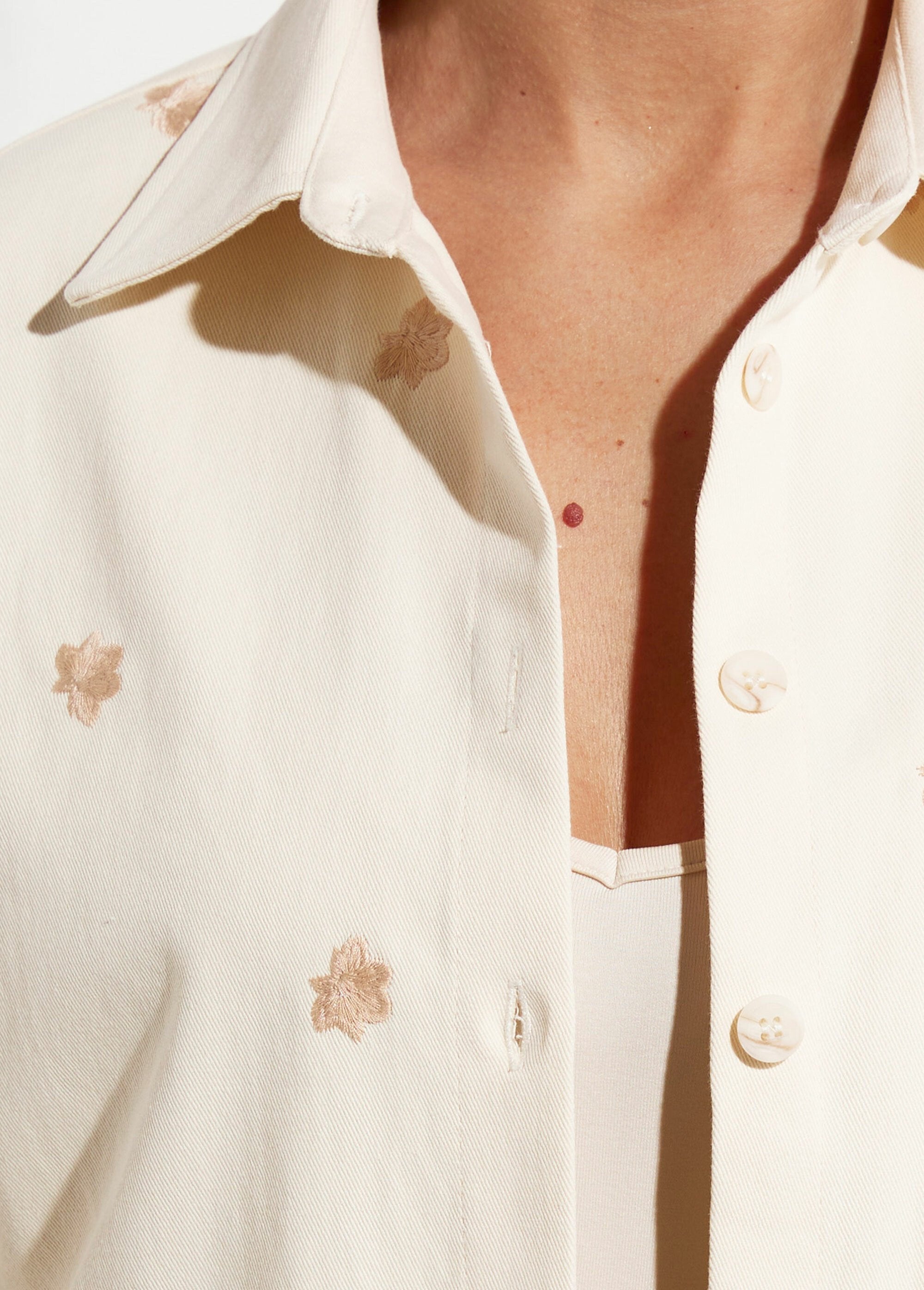 Camicia_da_camera_in_cotone_con_ricamo_Ecru_DE2_slim