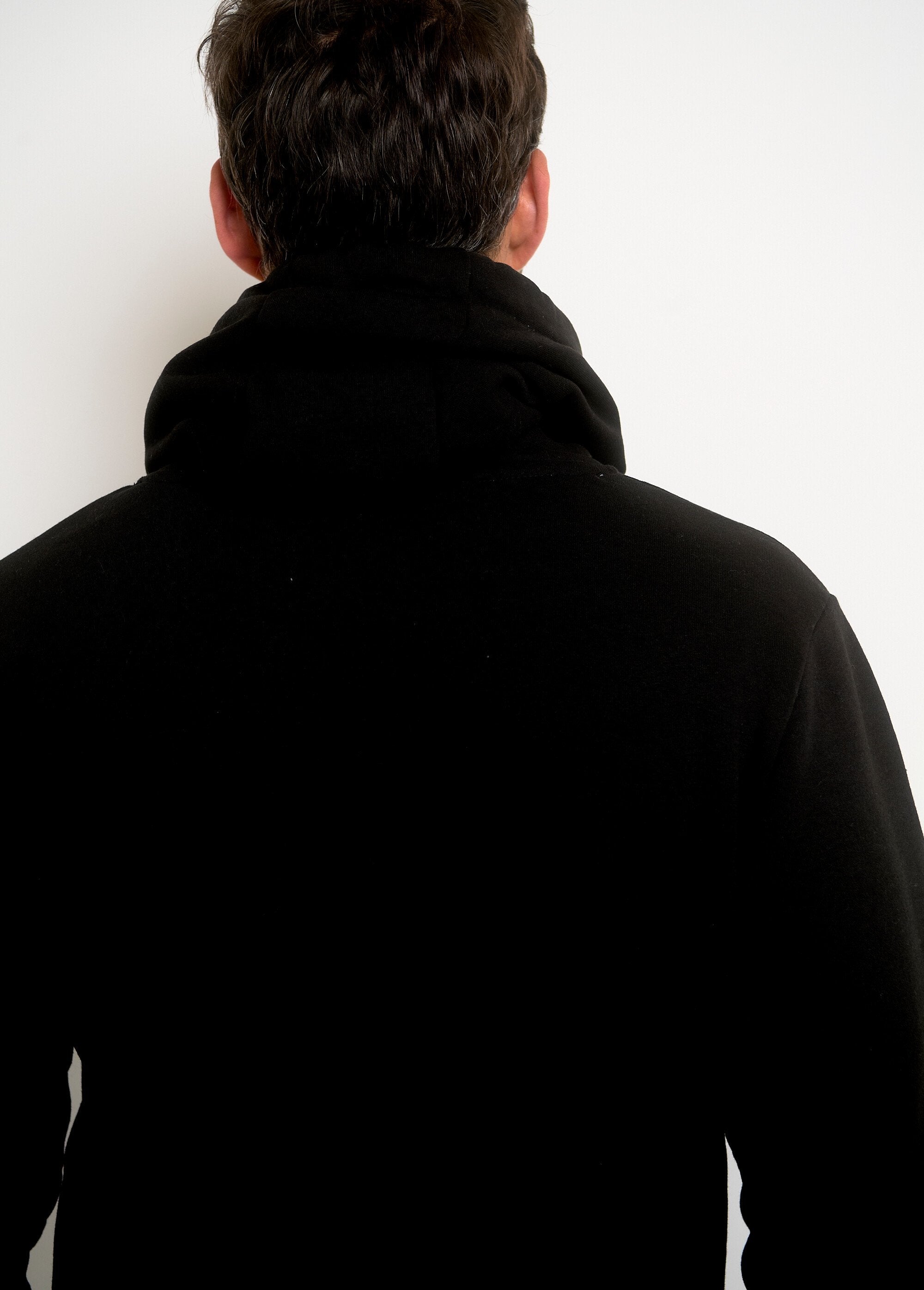 Felpa_da_uomo_con_tasca_a_canguro_Noir_DO2_slim