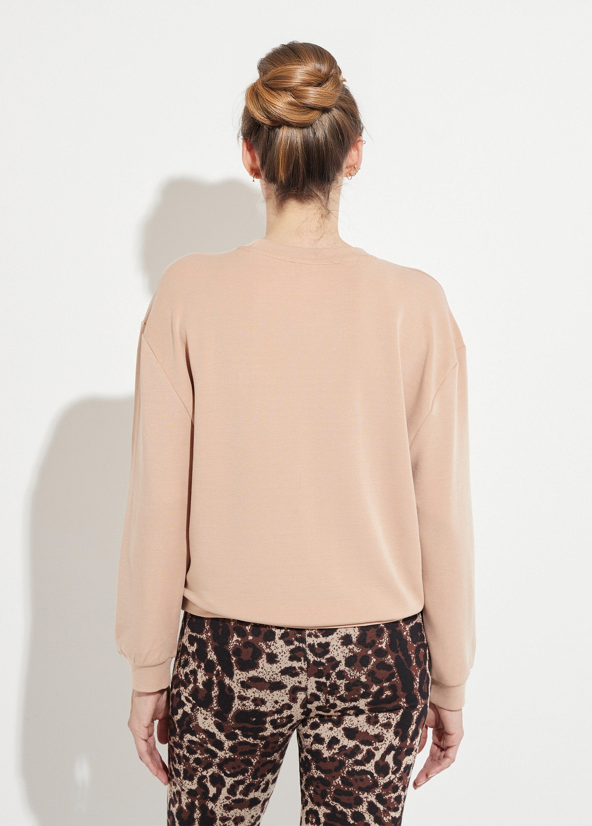 Felpa_Volume_box_ricamata_in_pile_con_dettaglio_lucido_Noisette_DO1_slim