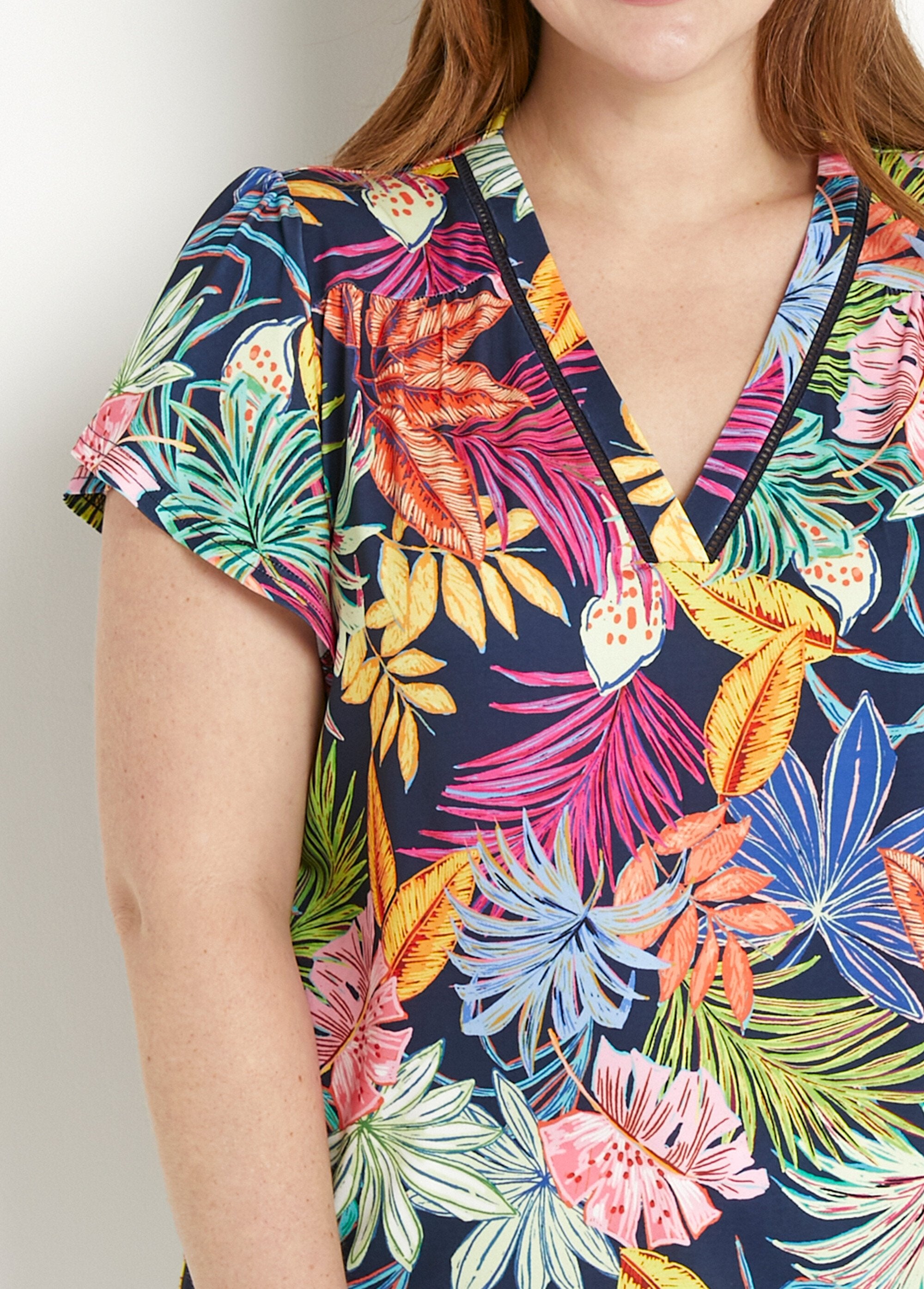 T-shirt_aderente_con_scollo_a_V_e_stampa_di_foglie,_maniche_corte_Marine_et_rose_DE1_curvy