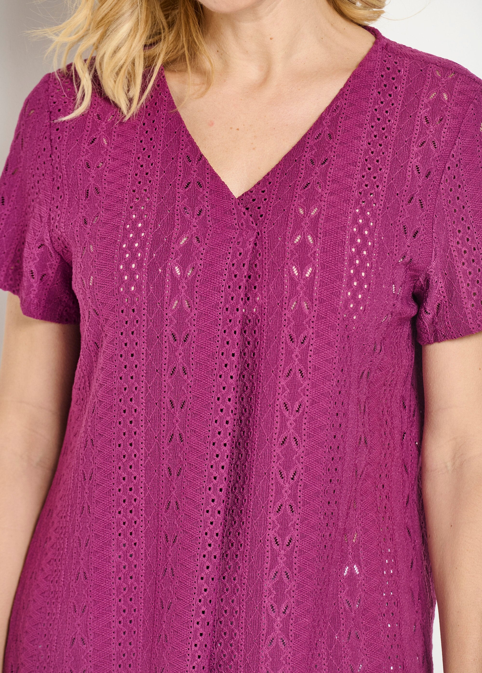 T-shirt_sciolta_con_scollo_a_V_in_tinta_unita_e_effetto_ricamo_Cassis_DE1_slim