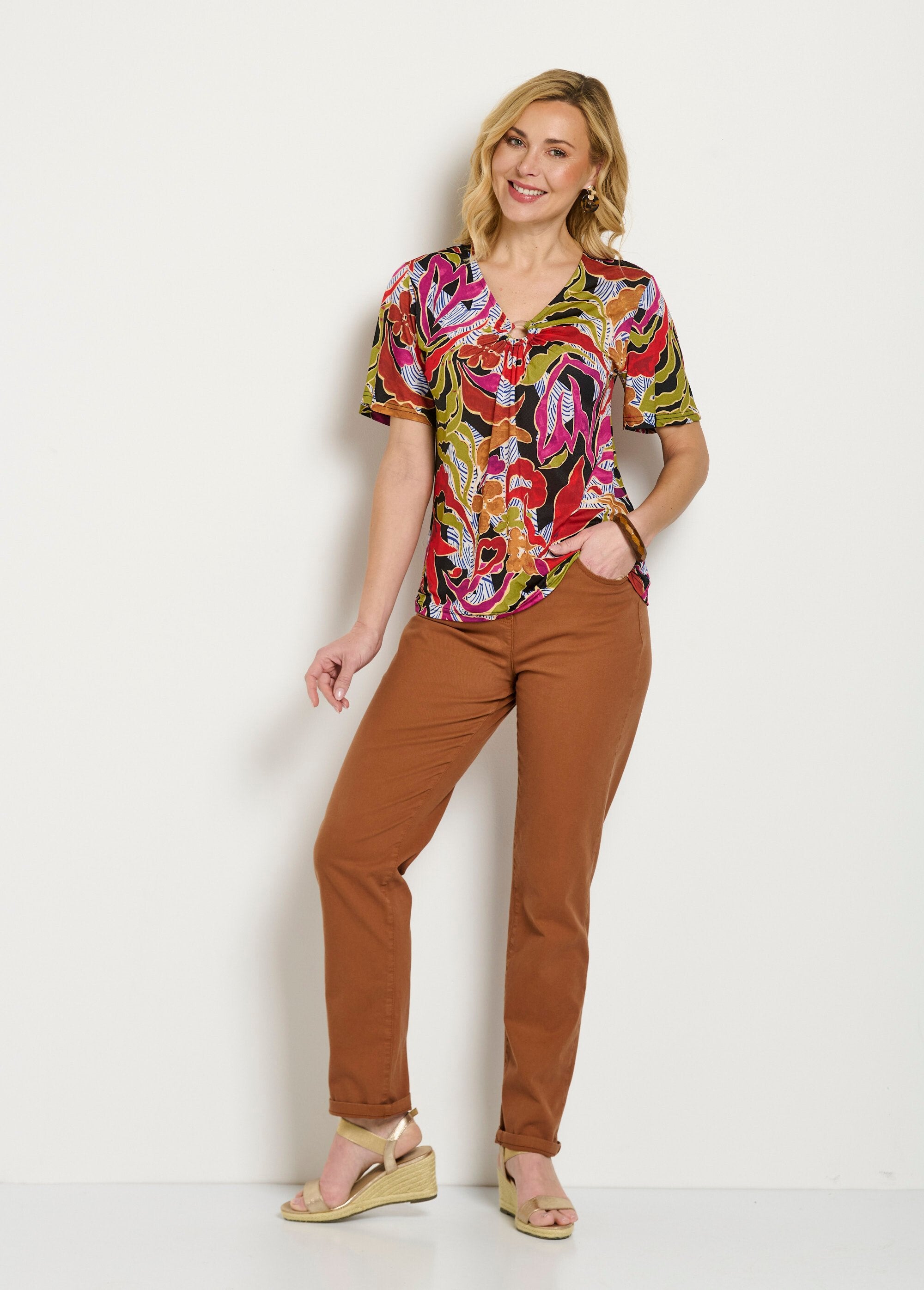 T-shirt_corta_stampata_con_scollo_a_V_e_vestibilità_comoda_Noir_et_parme_SF1_slim