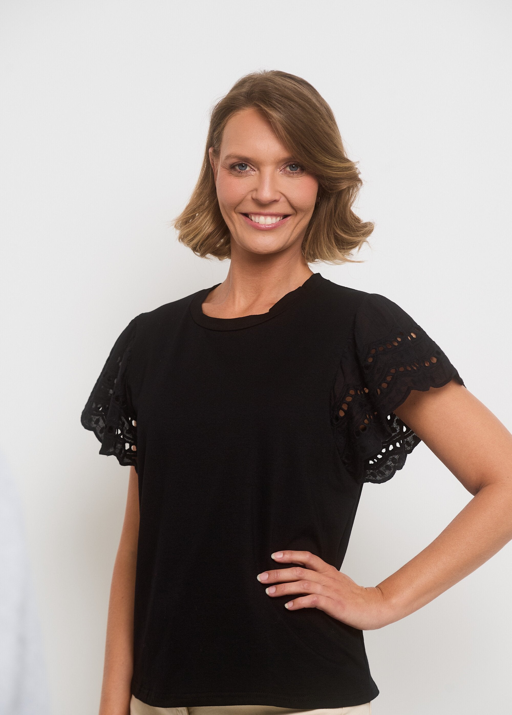 T-shirt_con_maniche_ricamate_Noir_DE1_slim