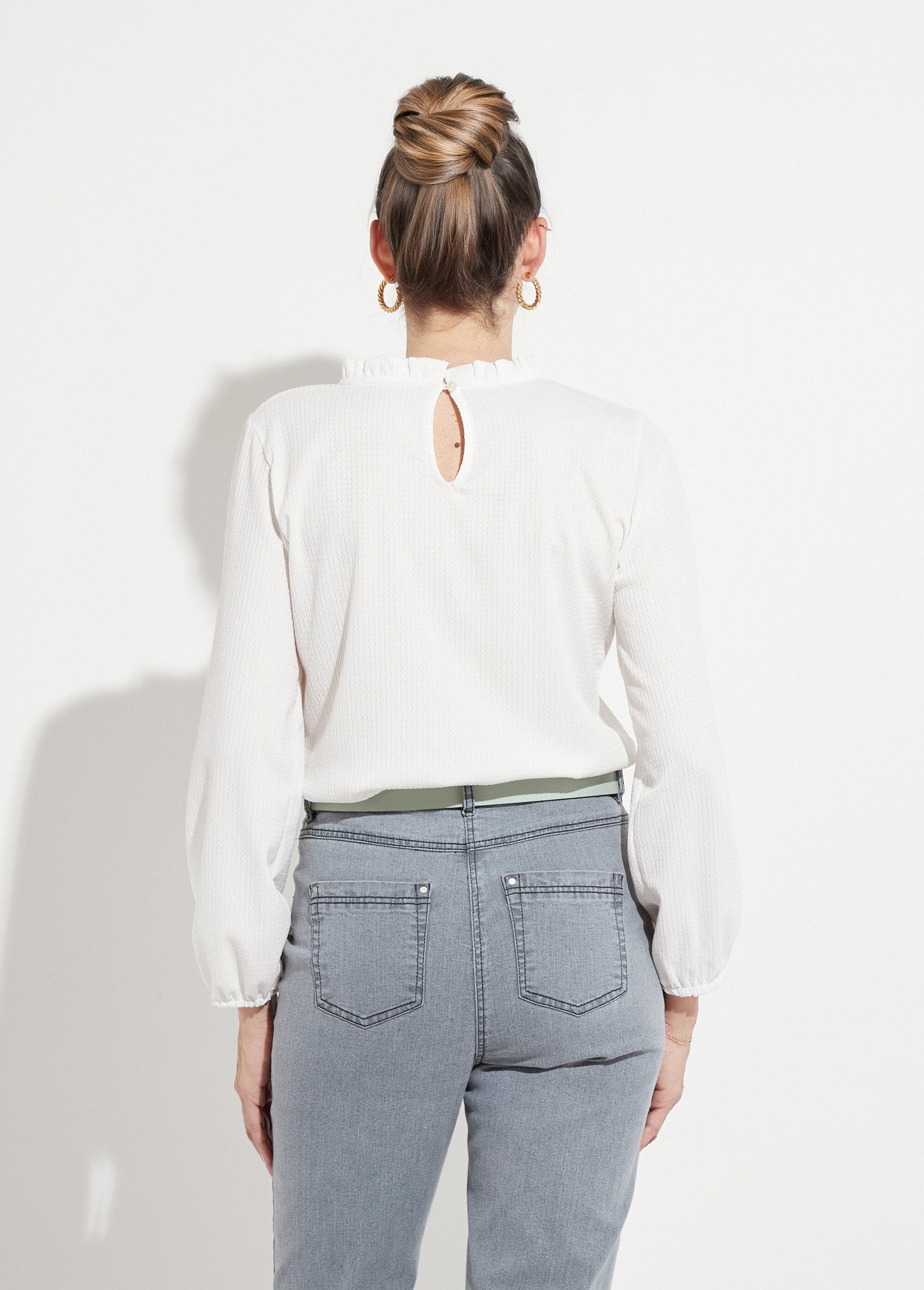 T-shirt_bianca_con_colletto_arruffato_e_maglia_waffle_Blanc_DO1_slim