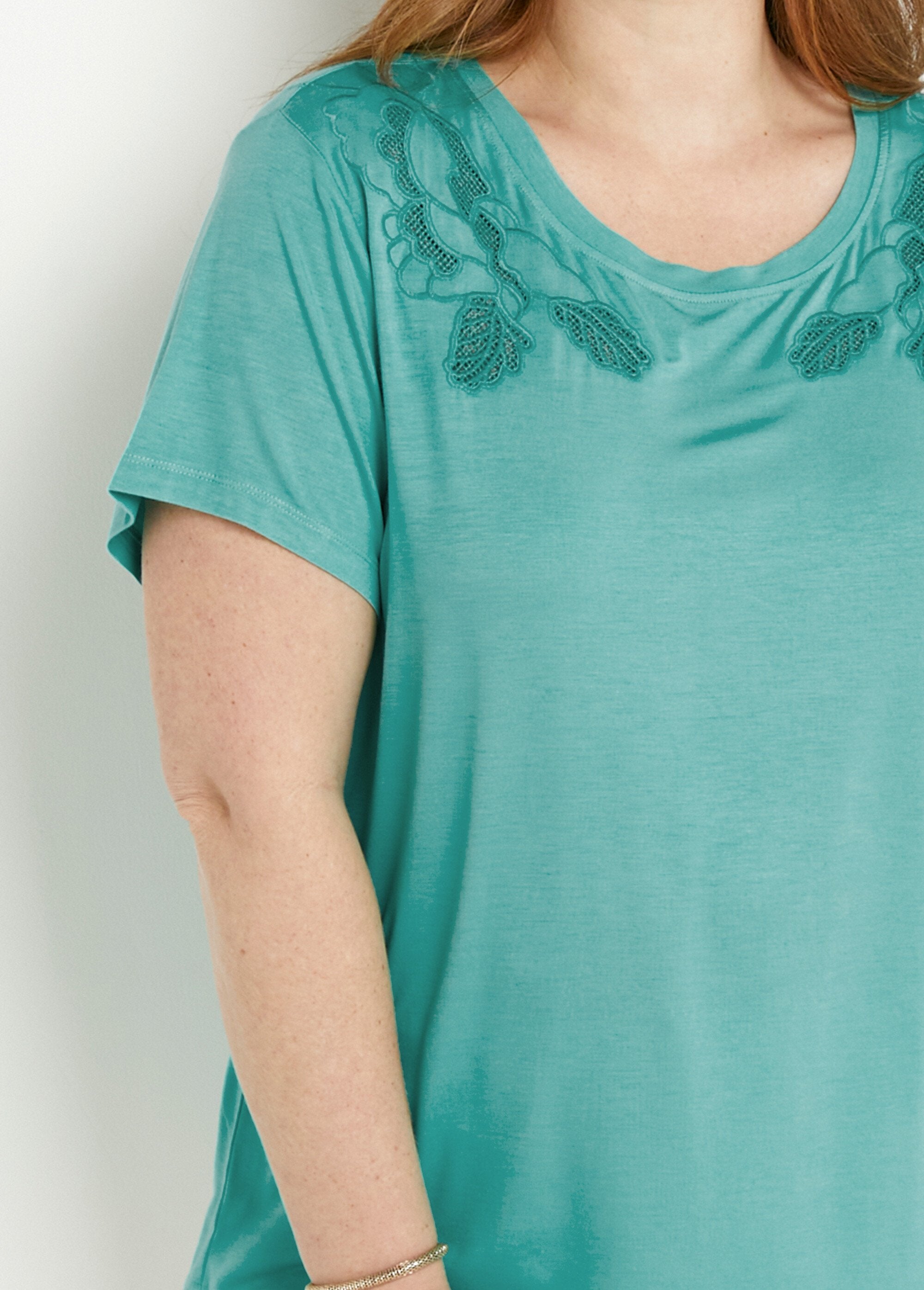 T-shirt_in_cotone_ricamato_e_traforato_con_scollo_rotondo_Aqua_DE1_curvy