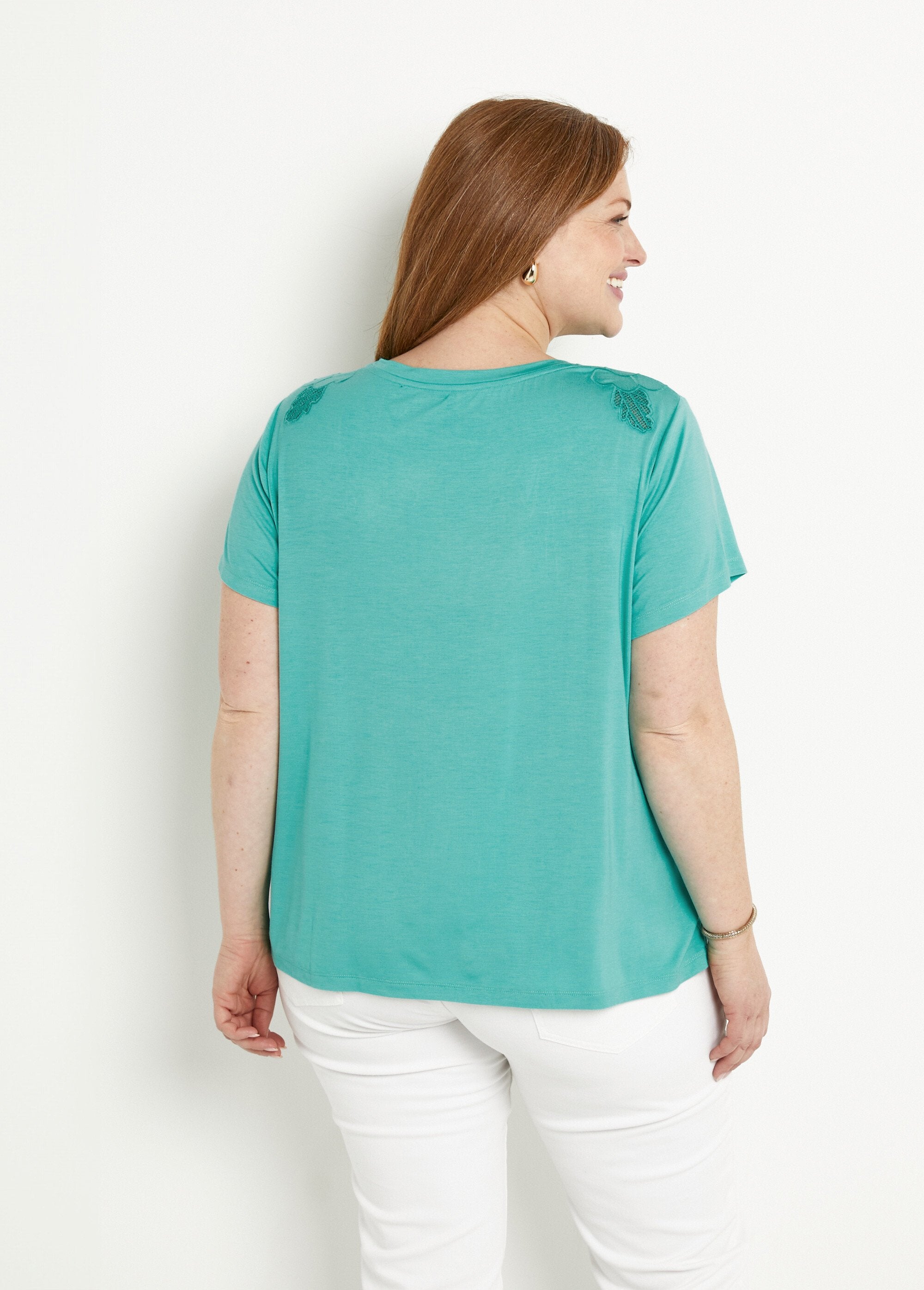 T-shirt_in_cotone_ricamato_e_traforato_con_scollo_rotondo_Aqua_DO1_curvy