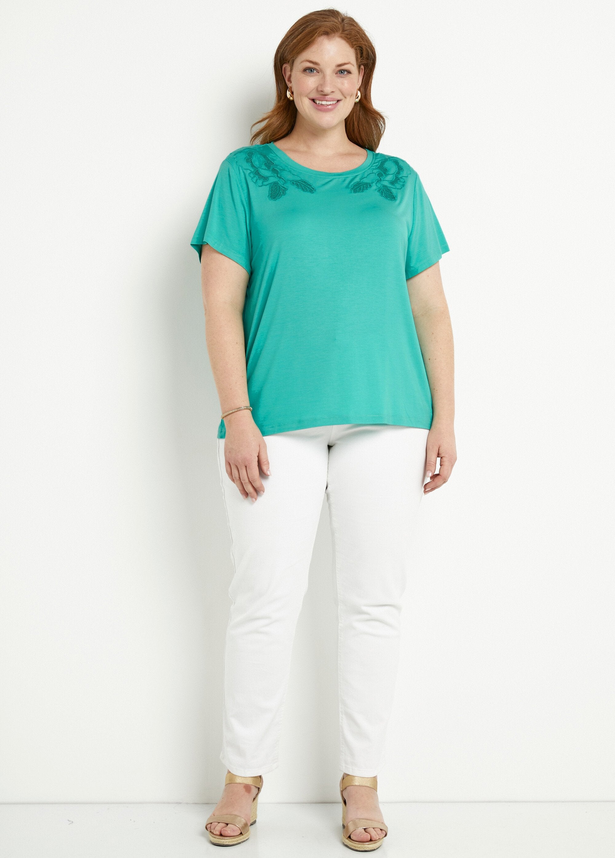 T-shirt_in_cotone_ricamato_e_traforato_con_scollo_rotondo_Aqua_SF1_curvy