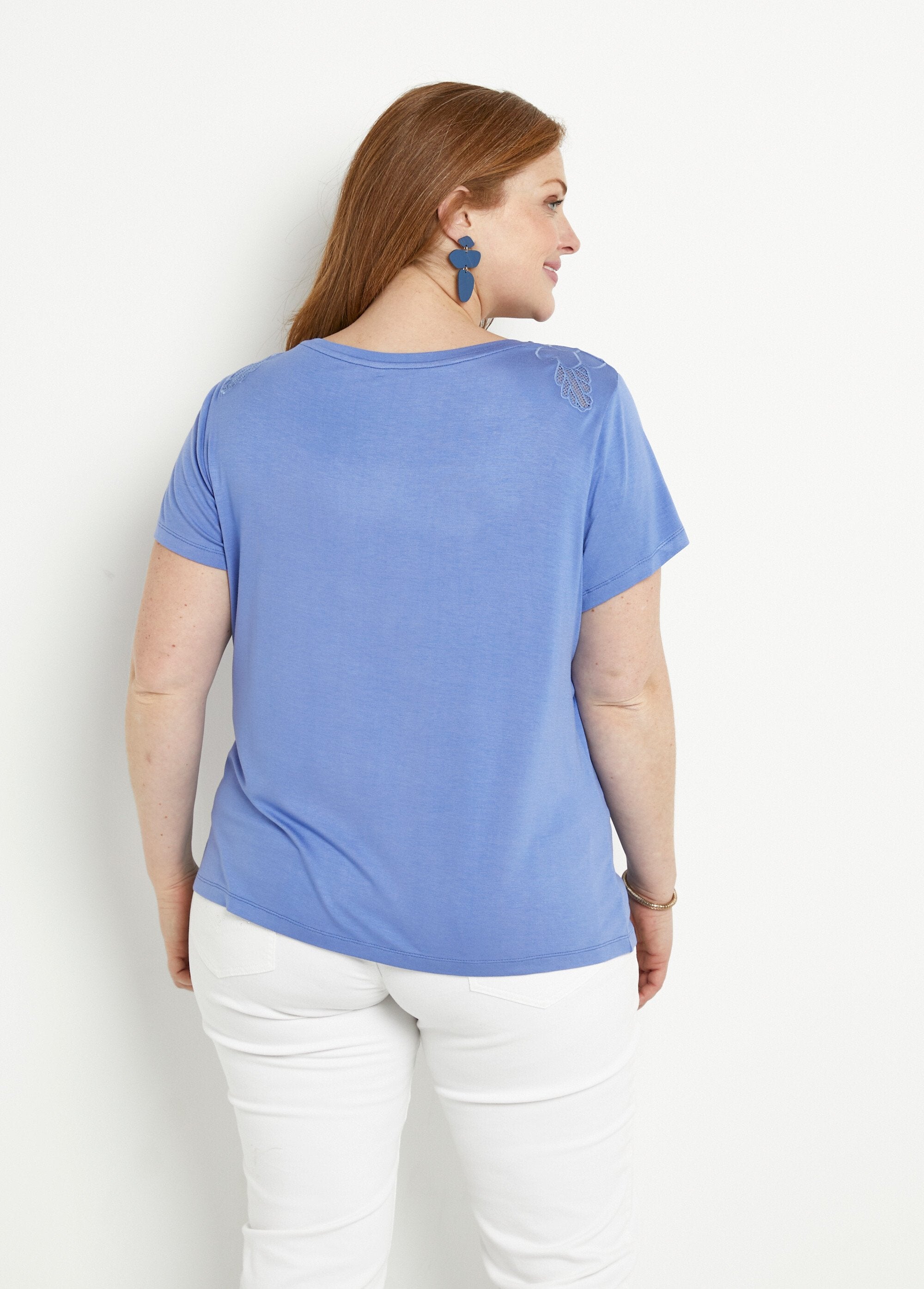 T-shirt_in_cotone_ricamato_e_traforato_con_scollo_rotondo_Lavande_DO1_curvy