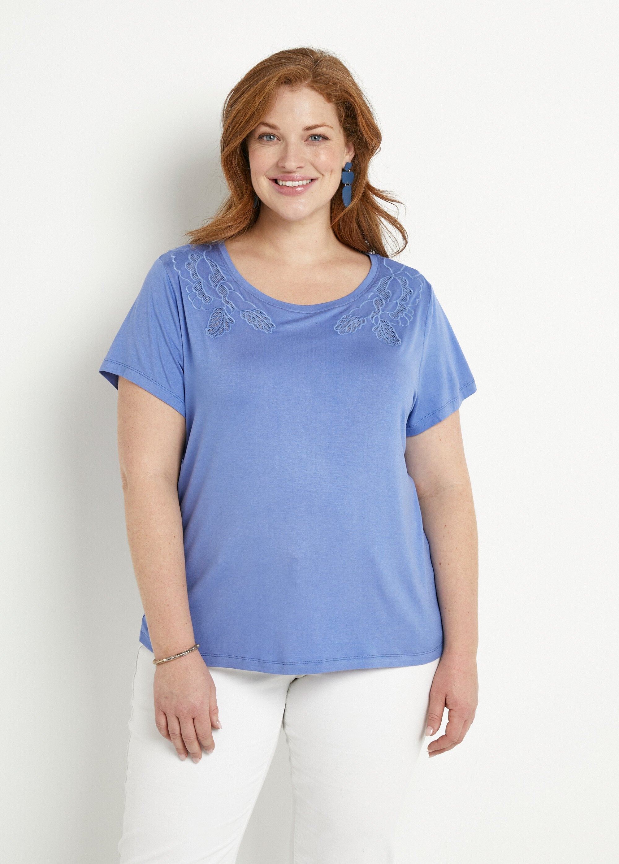 T-shirt_in_cotone_ricamato_e_traforato_con_scollo_rotondo_Lavande_FA1_curvy