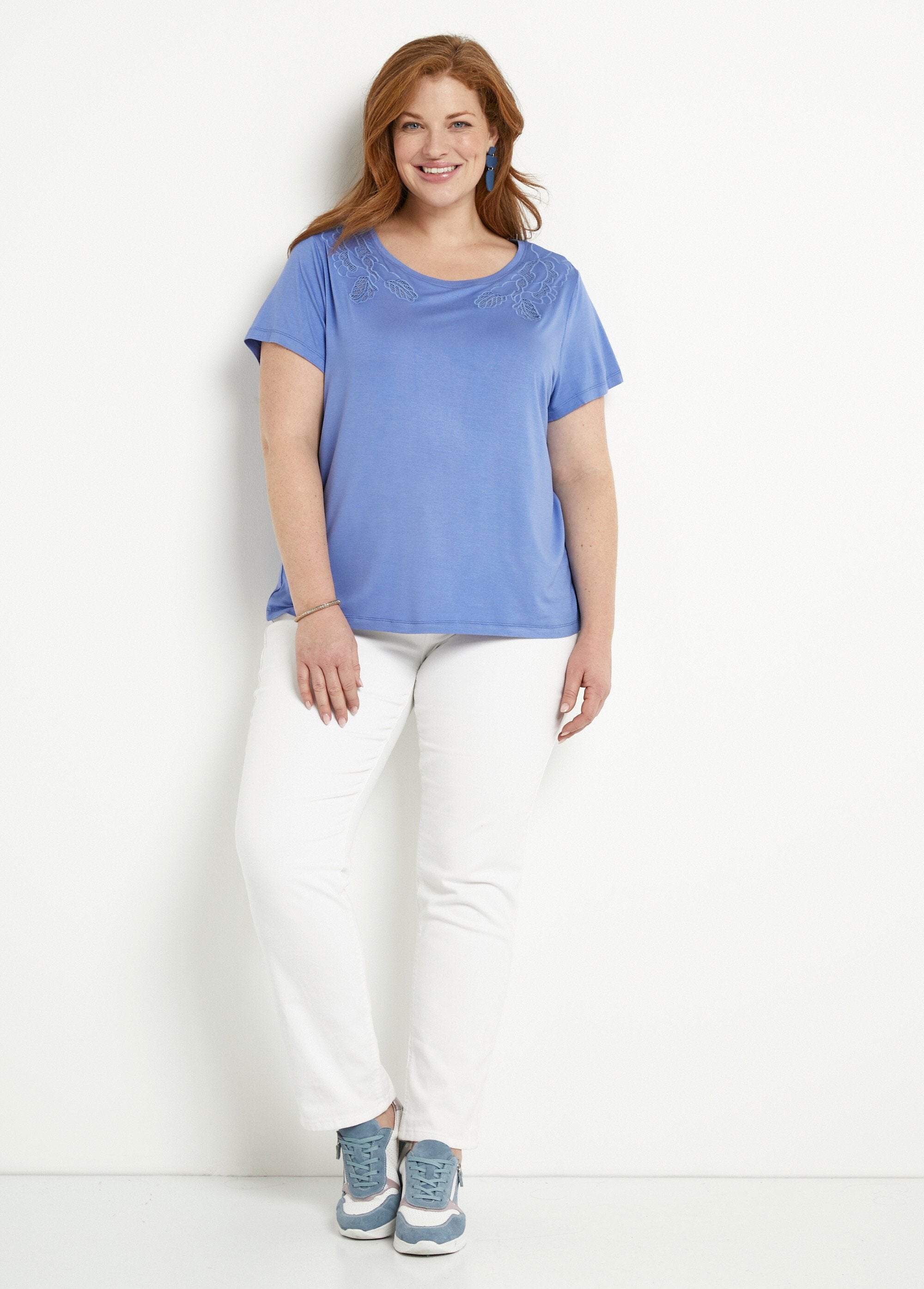 T-shirt_in_cotone_ricamato_e_traforato_con_scollo_rotondo_Lavande_SF1_curvy