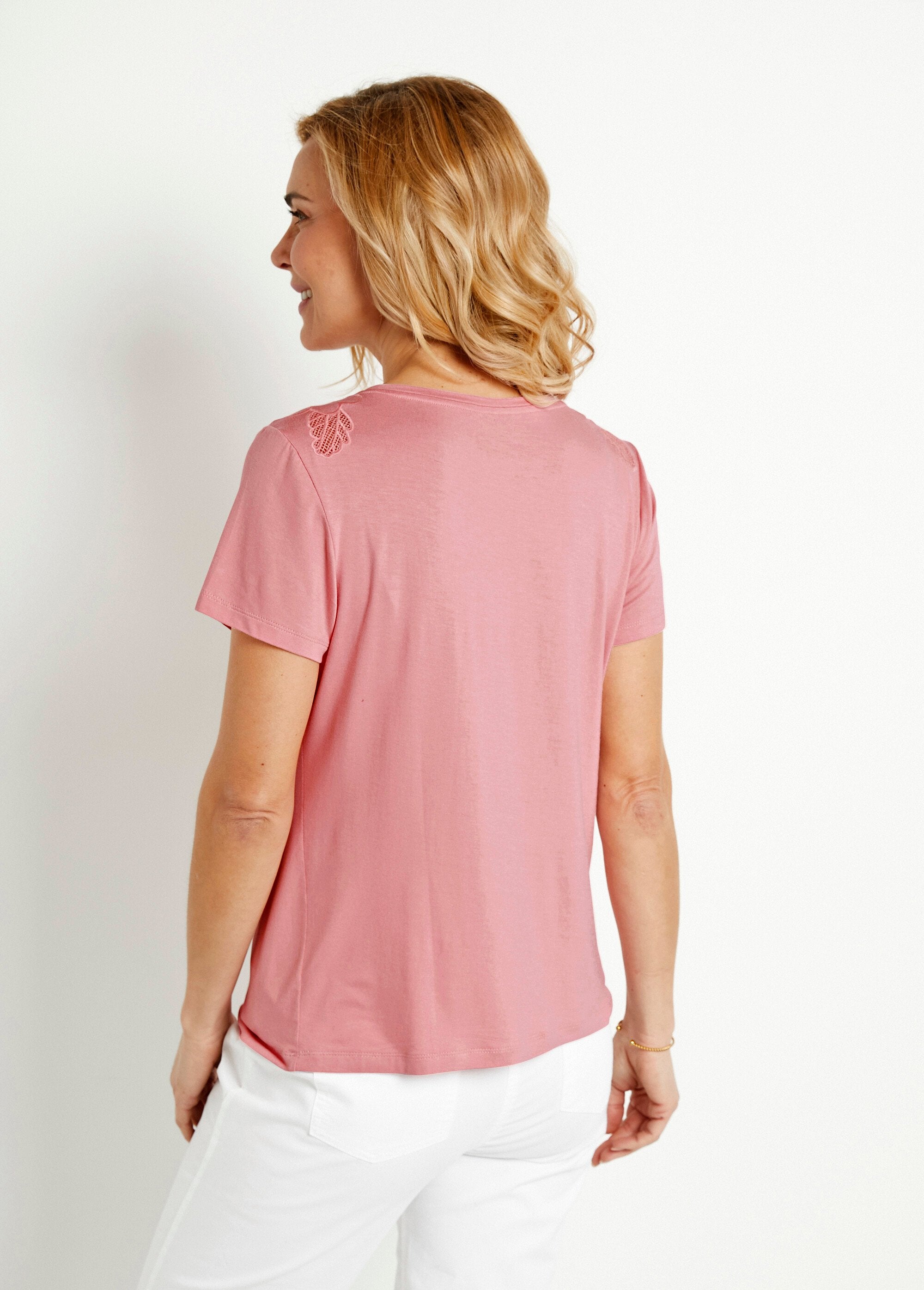 T-shirt_in_cotone_ricamato_e_traforato_con_scollo_rotondo_Rose_DO1_slim