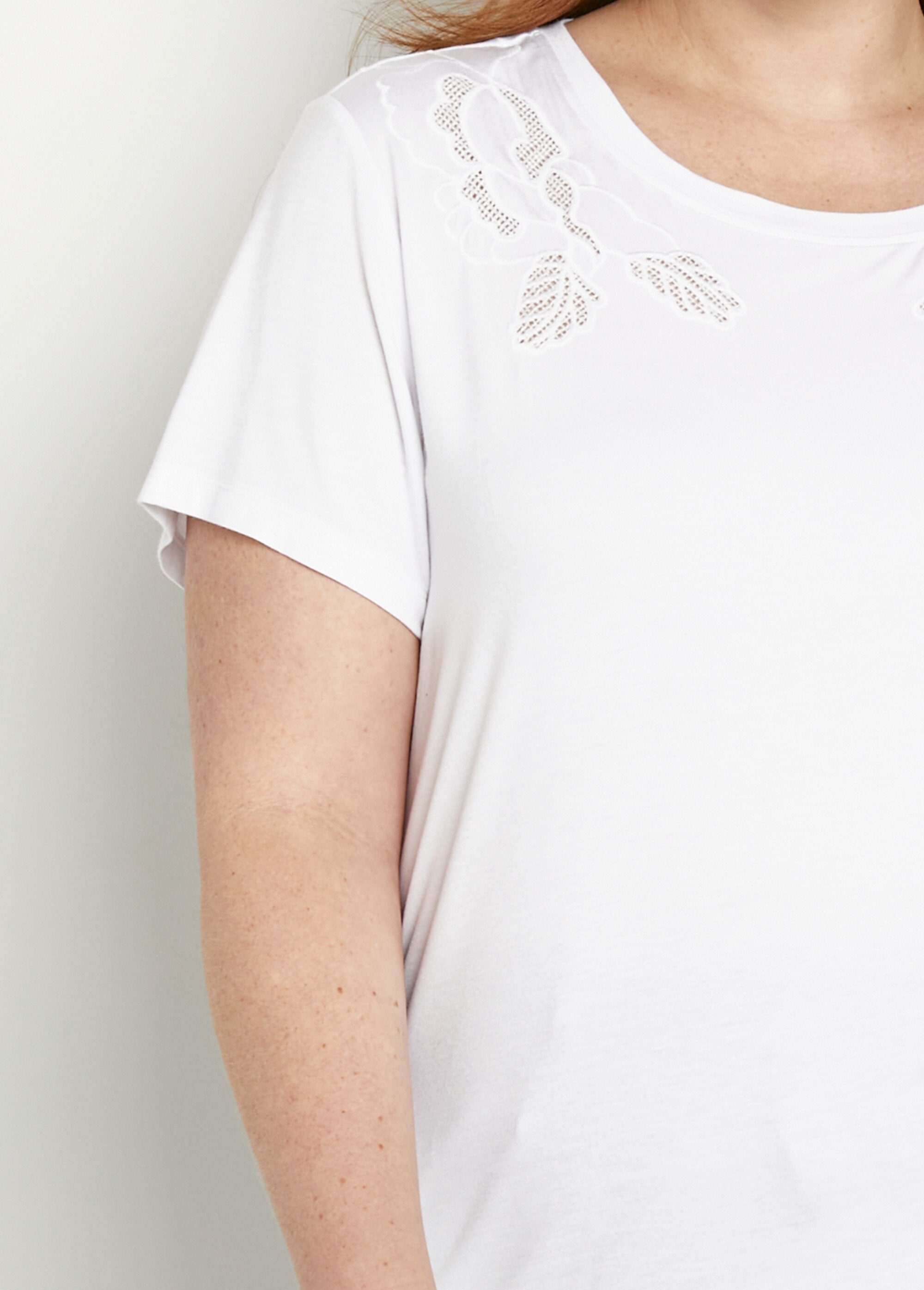 T-shirt_in_cotone_ricamato_e_traforato_con_scollo_rotondo_Blanc_DE1_curvy