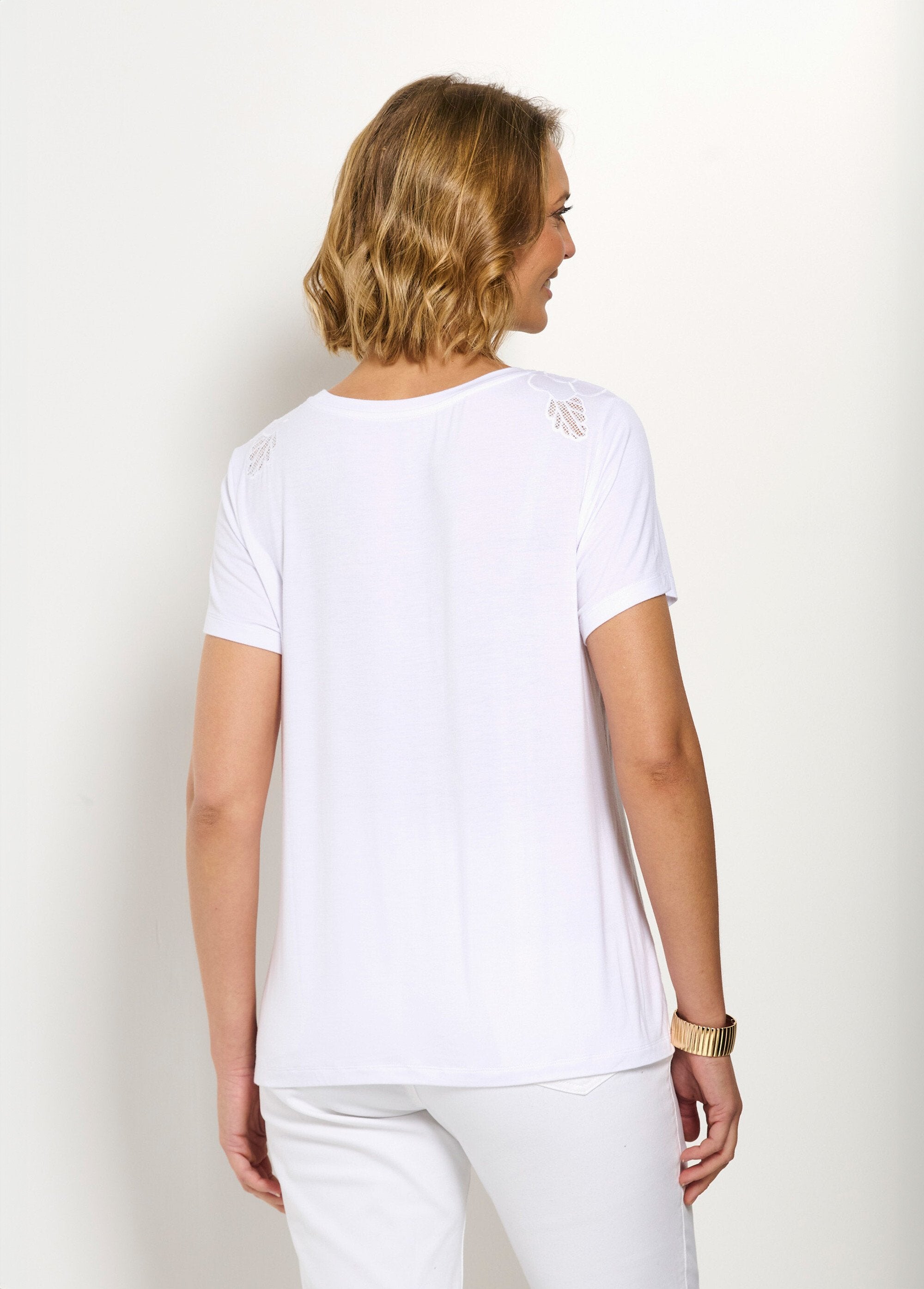T-shirt_in_cotone_ricamato_e_traforato_con_scollo_rotondo_Blanc_DO1_slim