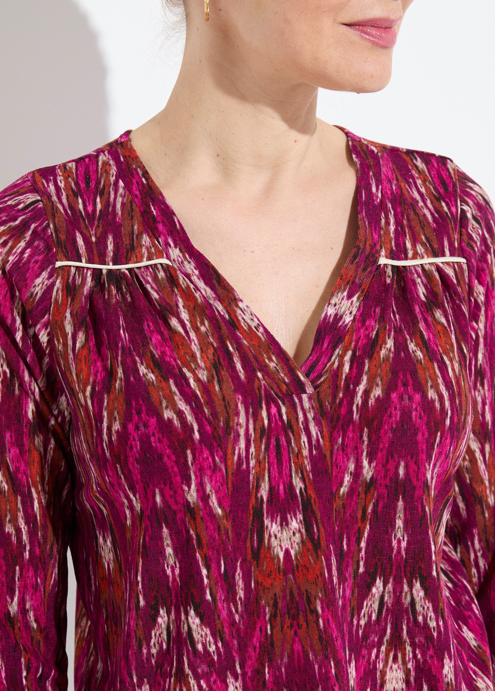 Calda_T-shirt_stampata_con_scollo_a_V,_maniche_lunghe_Cassis_et_beige_DE1_slim