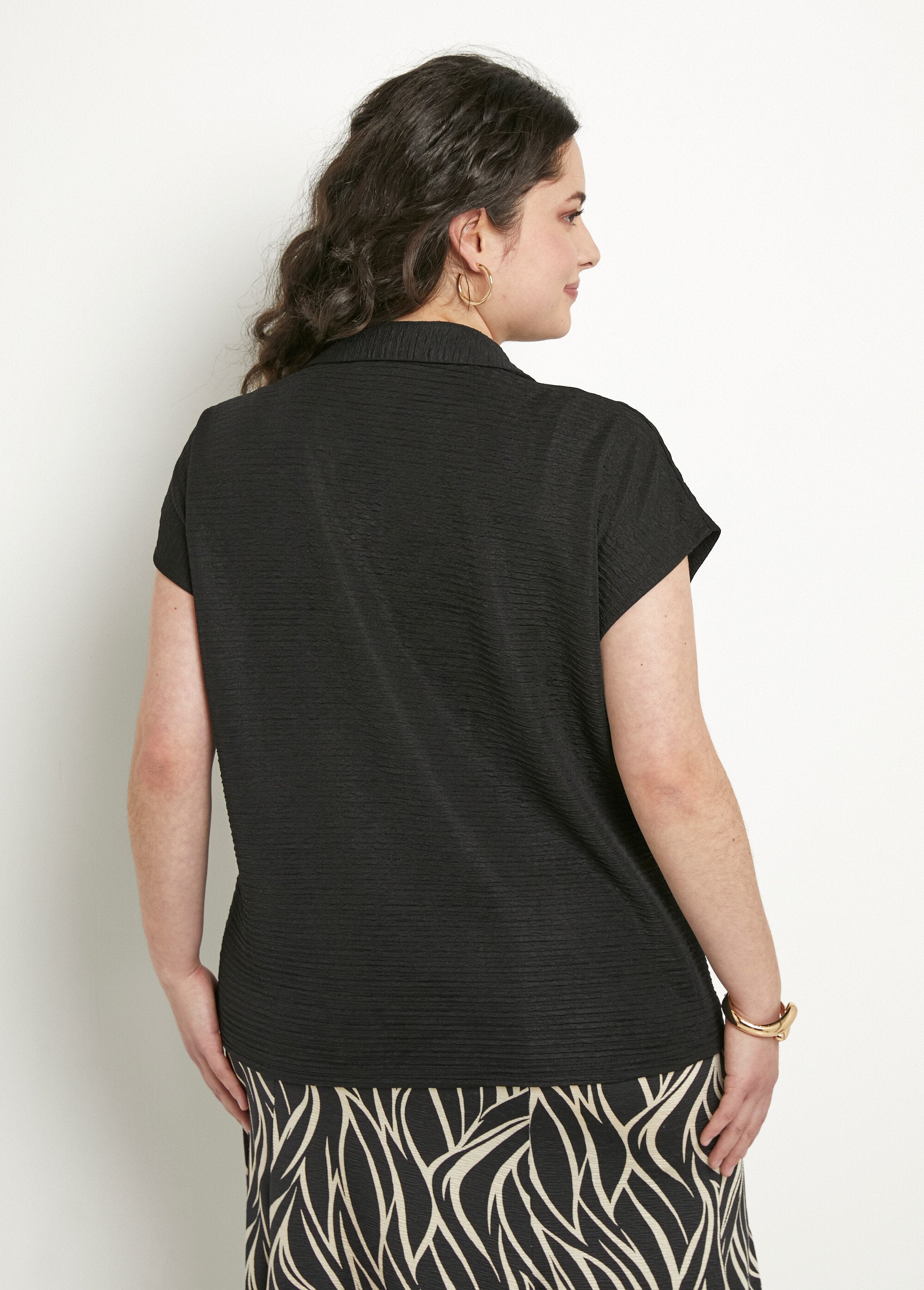 Maglietta_tinta_unita_con_collo_a_camicia_a_maniche_corte_Noir_DO1_curvy