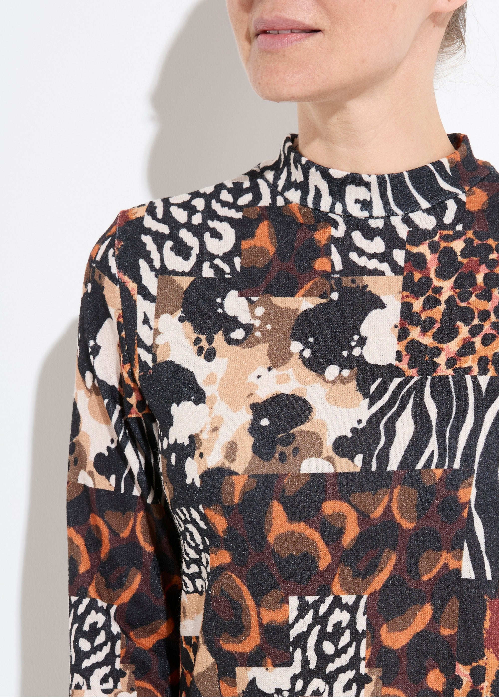 Maglietta_con_collo_alto_e_stampa_animalier_Noir_et_orange_DE1_slim