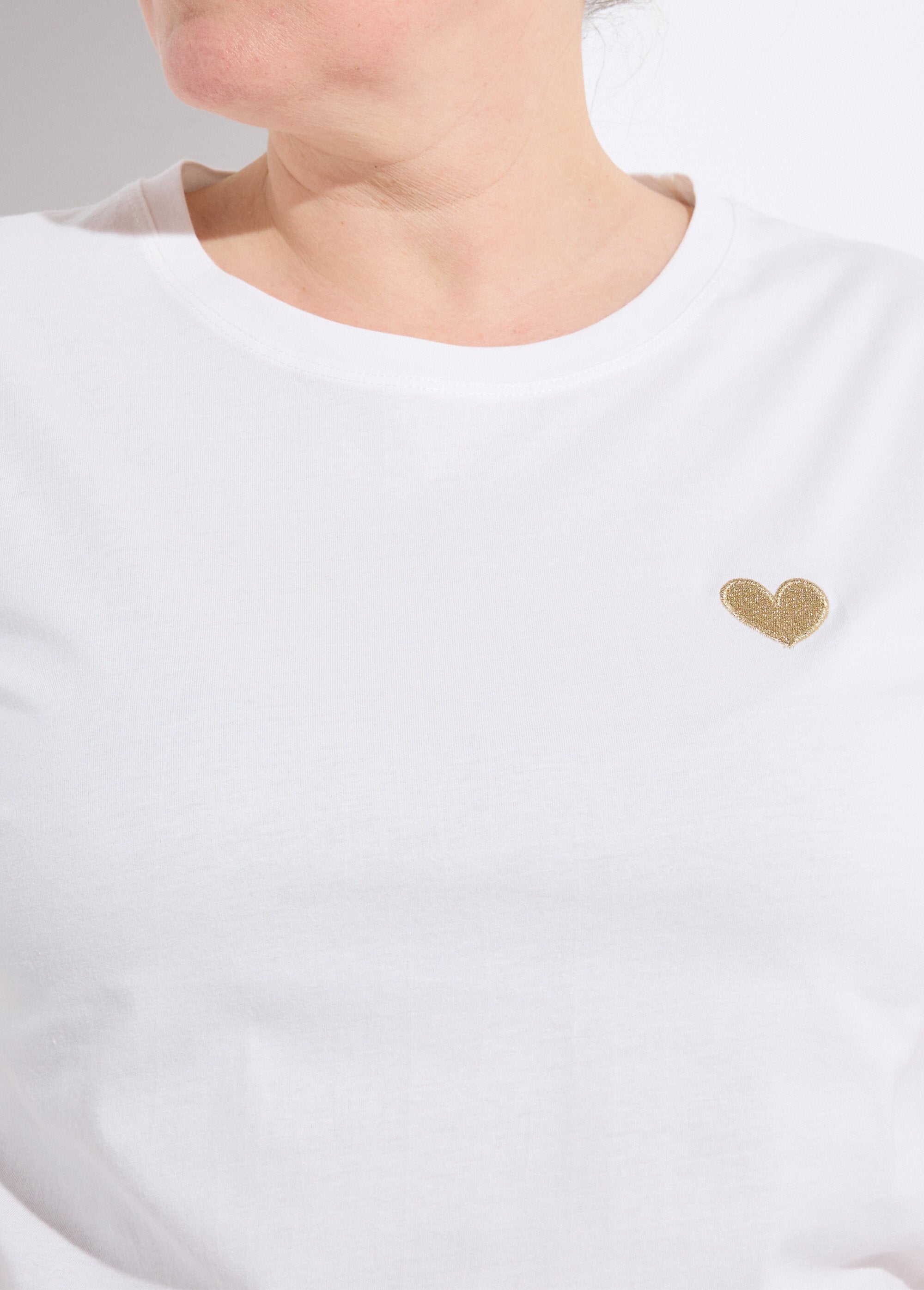 T-shirt_con_scollo_rotondo_e_ricamo_a_cuore_Blanc_et_dore_DE1_curvy
