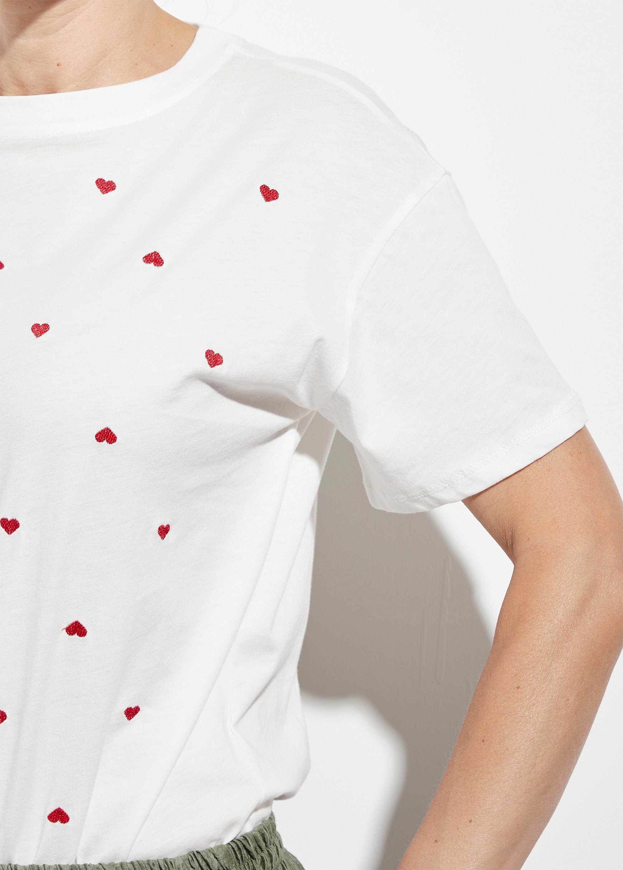 T-shirt_con_scollo_rotondo_e_cuori_ricamati_Blanc_DE1_slim
