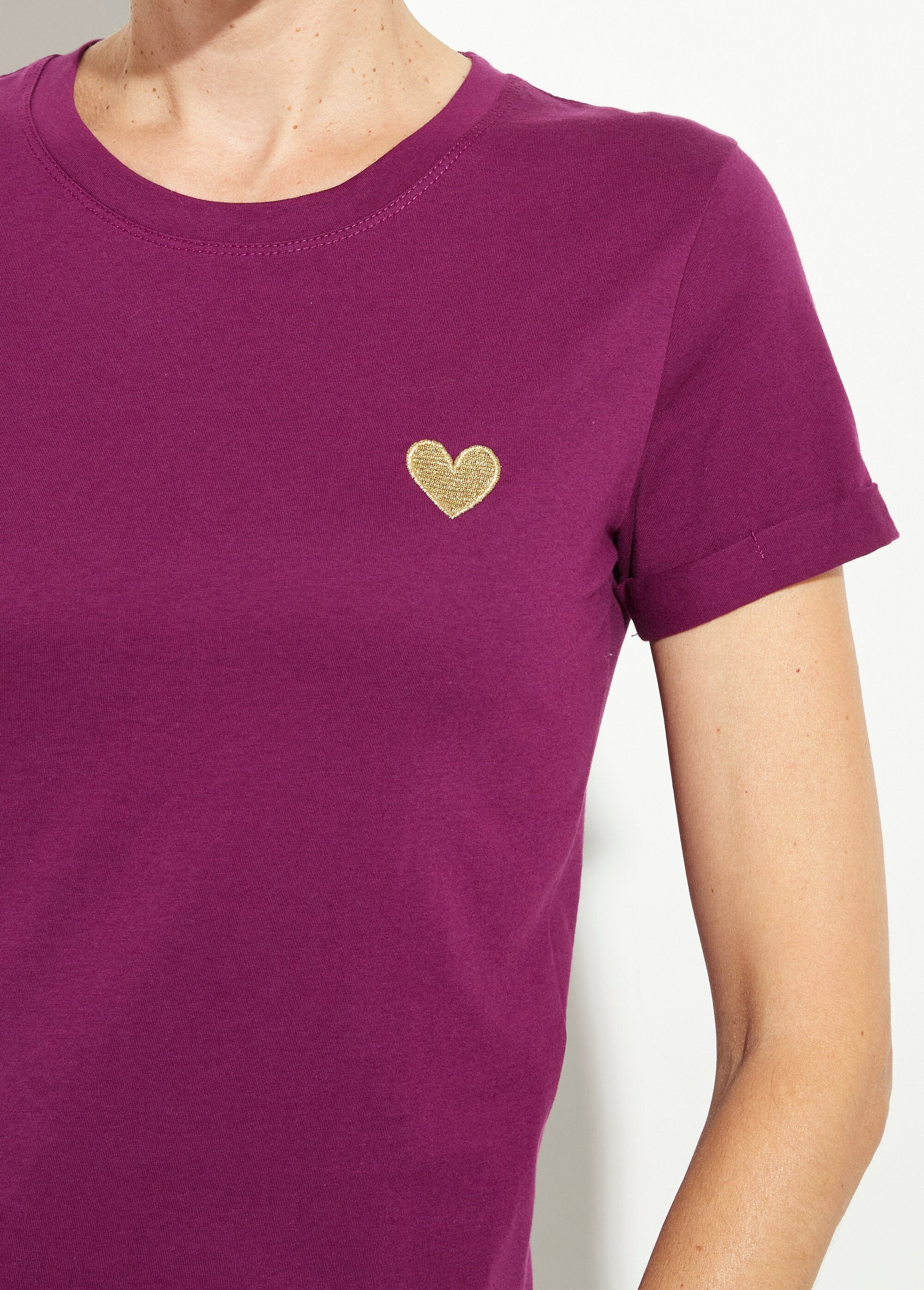 T-shirt_con_scollo_rotondo_e_ricamo_a_cuore_sul_petto_Violet_DE1_slim