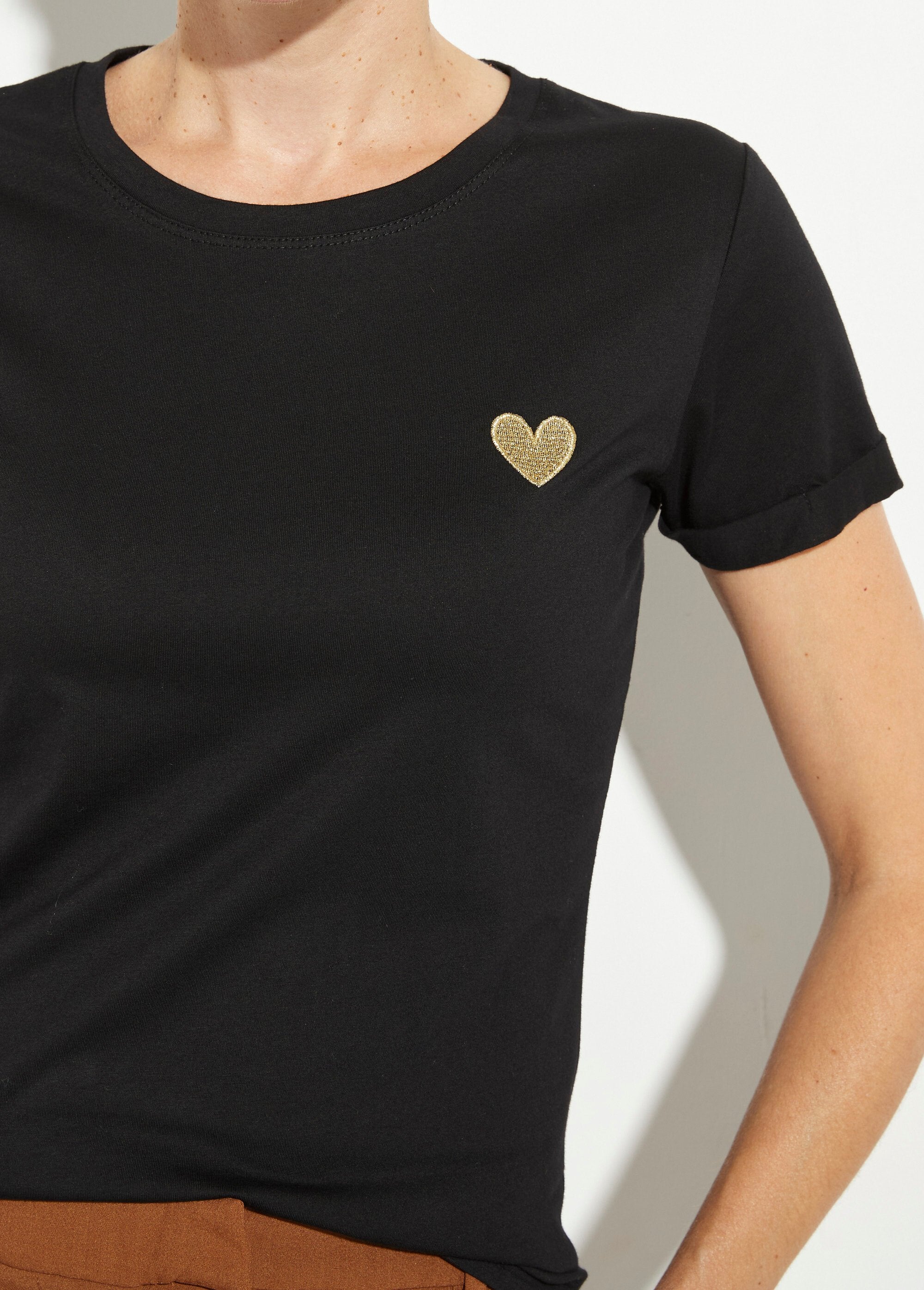T-shirt_con_scollo_rotondo_e_ricamo_a_cuore_sul_petto_Noir_DE1_slim