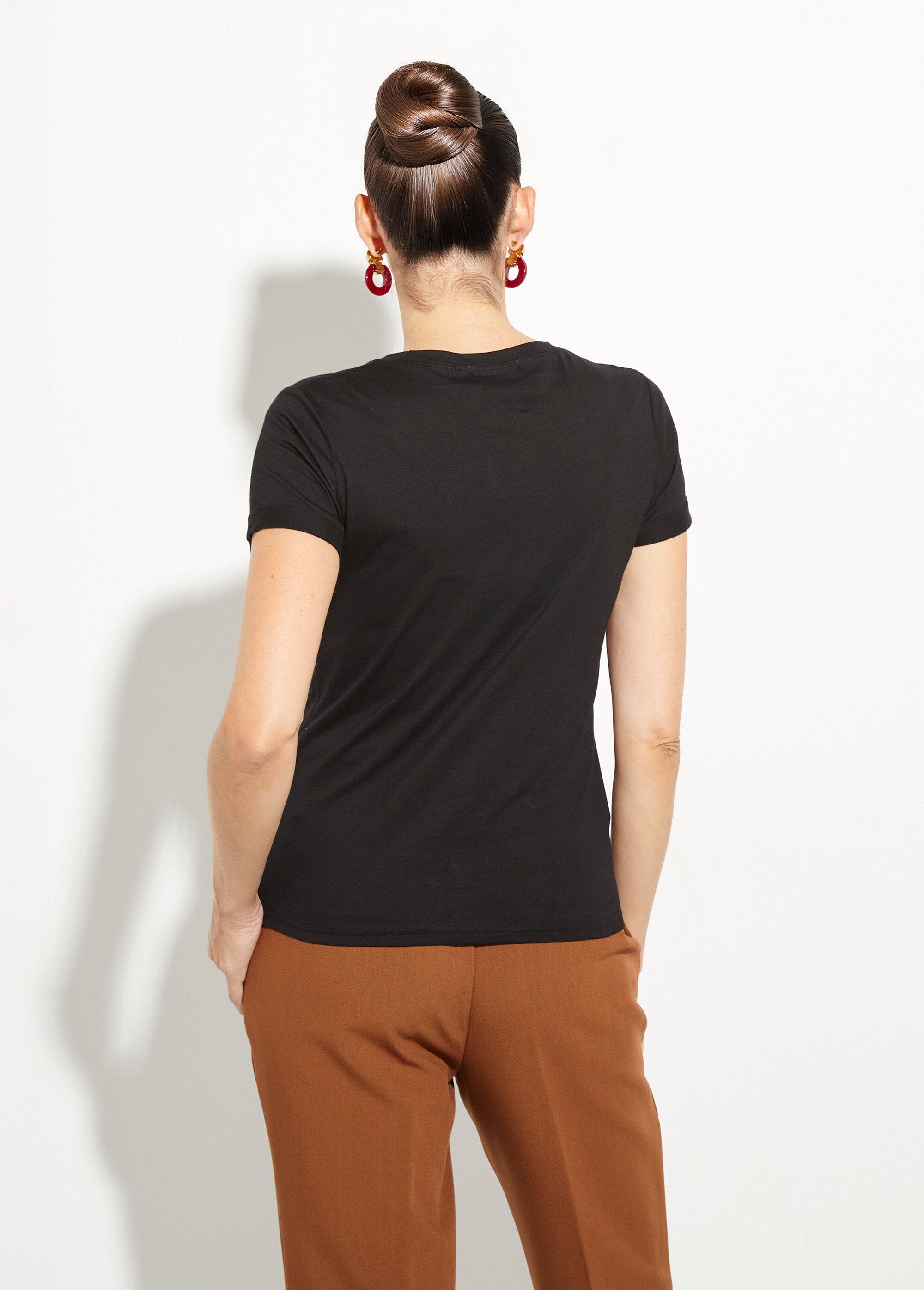 T-shirt_con_scollo_rotondo_e_ricamo_a_cuore_sul_petto_Noir_DO1_slim