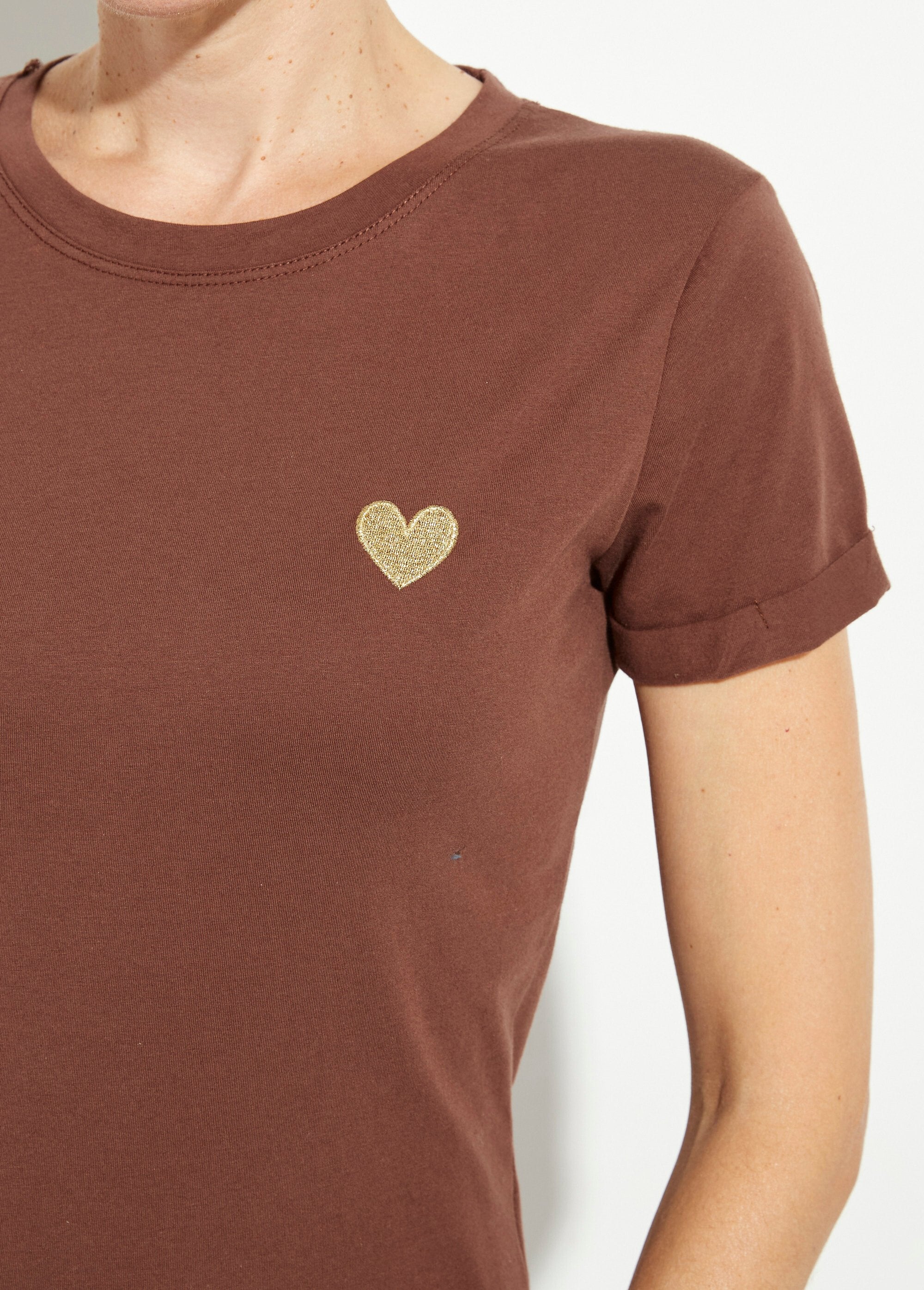 T-shirt_con_scollo_rotondo_e_ricamo_a_cuore_sul_petto_Marron_DE1_slim